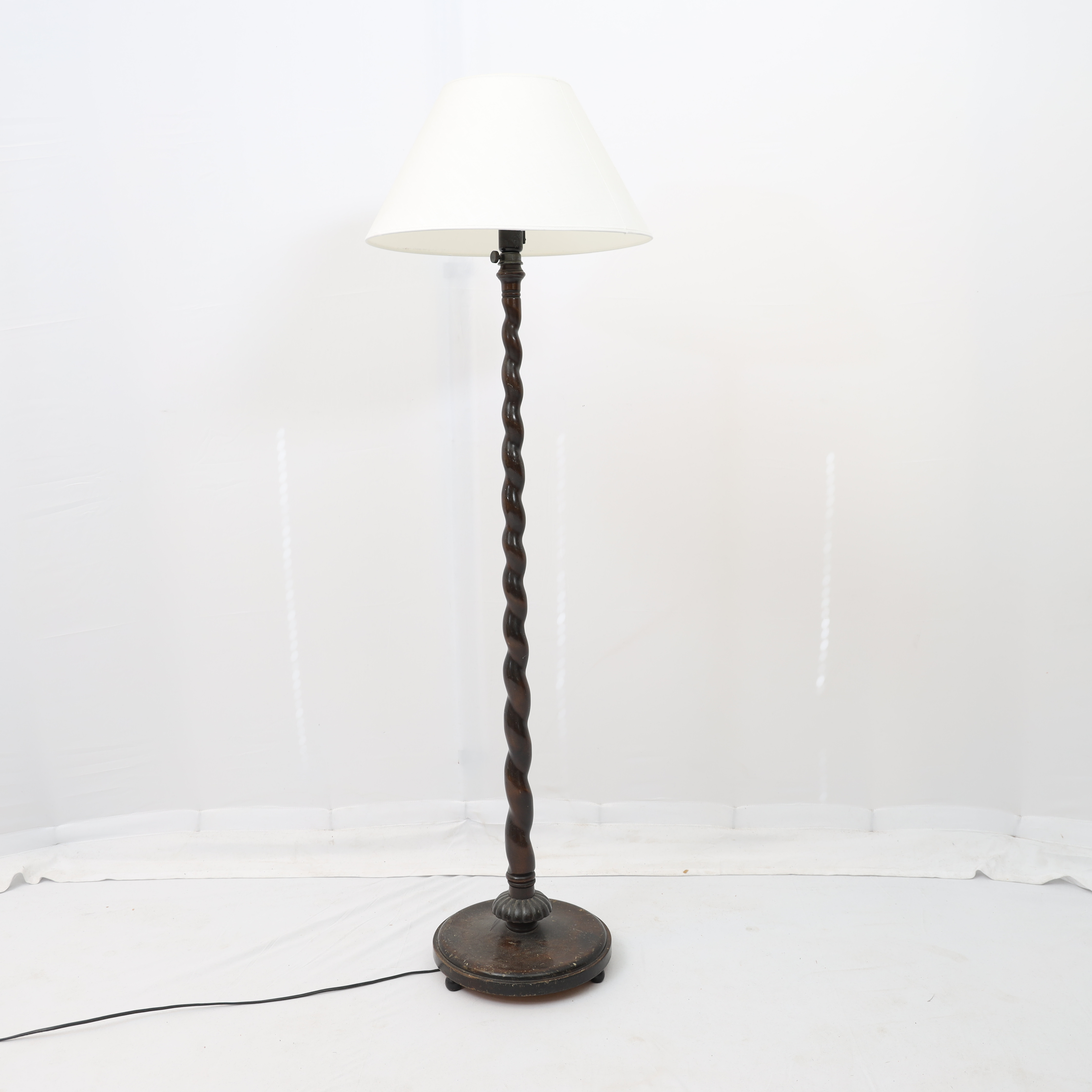GOLVLAMPA, 1900-talets första hälft, Swedish modern, spiralvriden stomme av bonad björk.