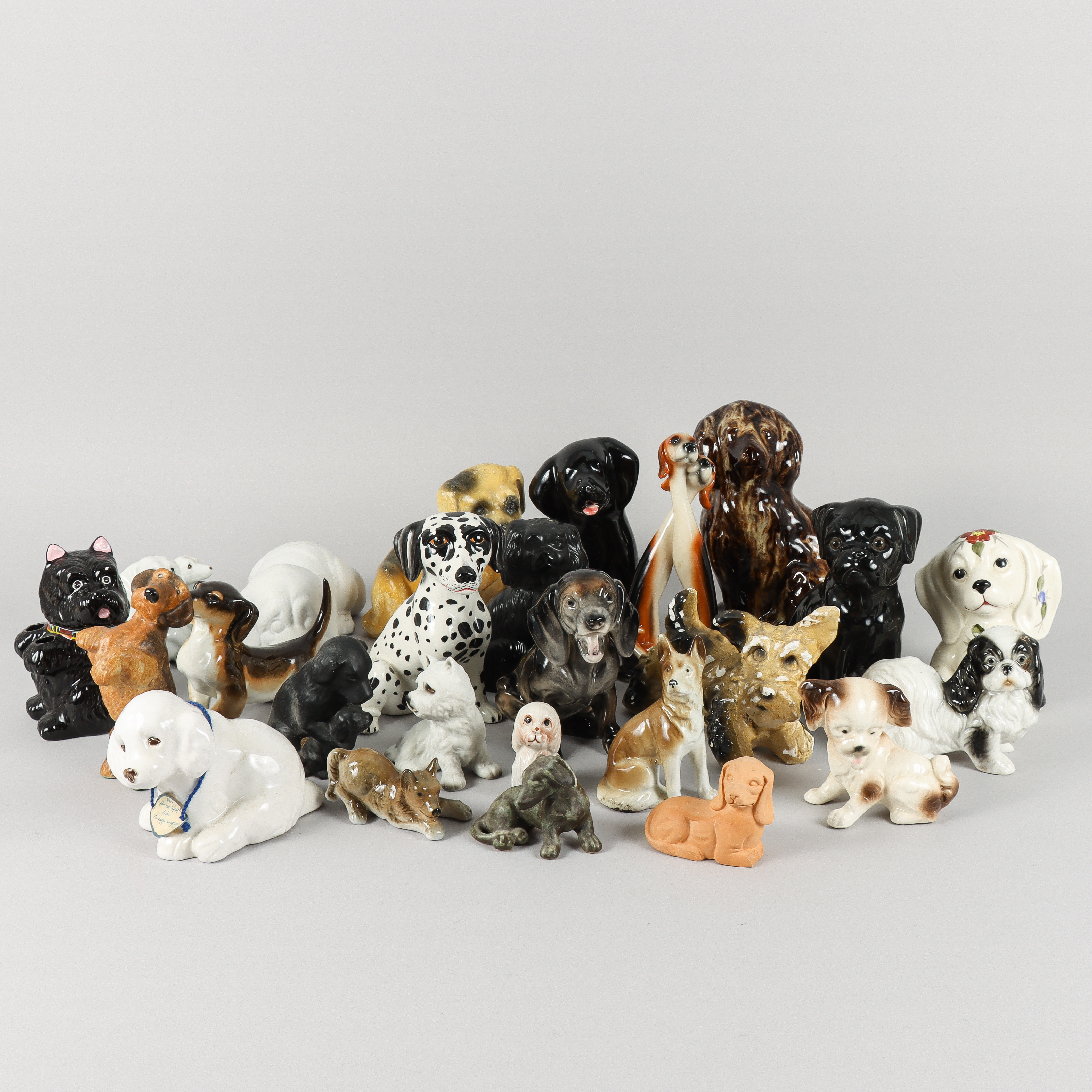 HUNDFIGURINER olika material, mest porslin.