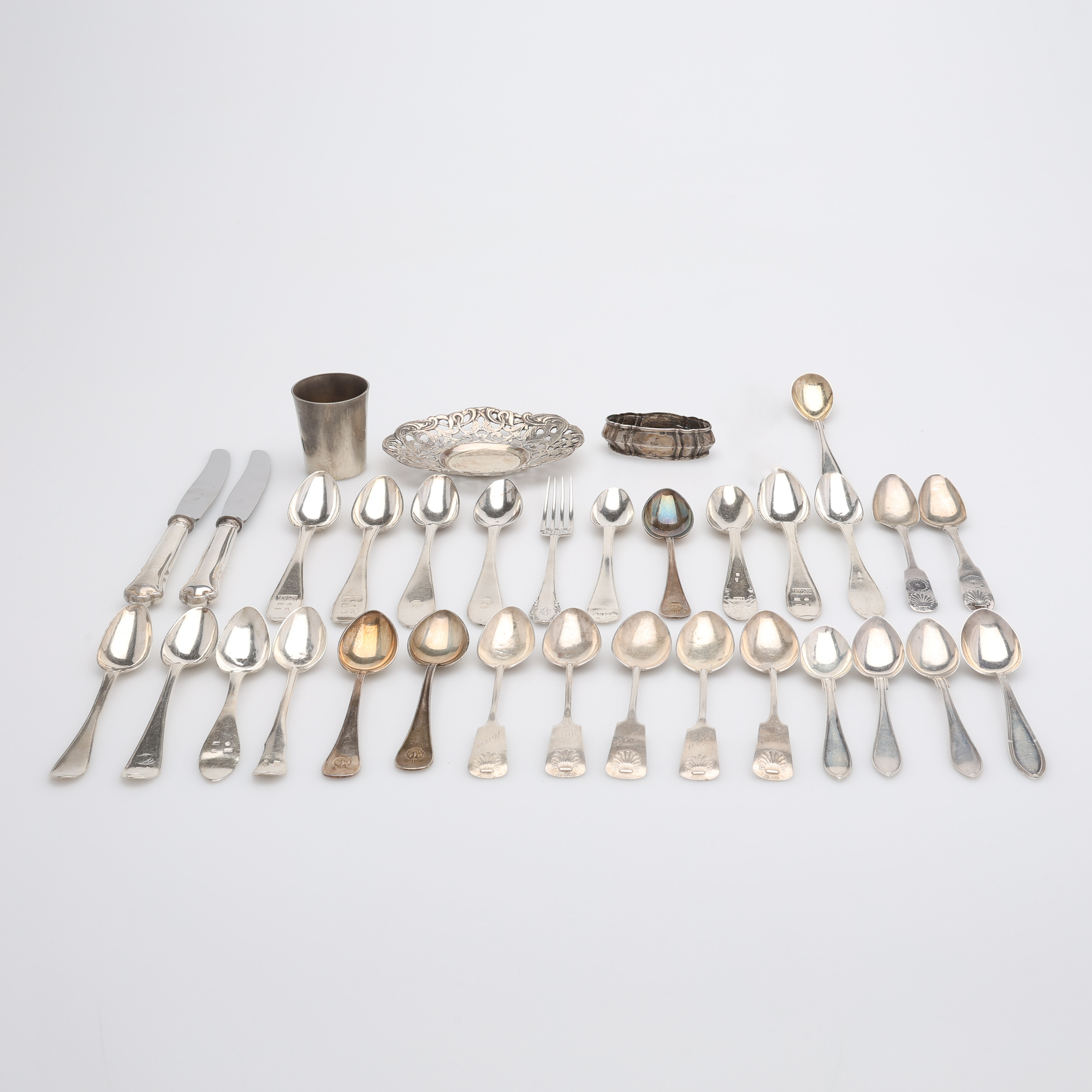 FÖREMÅL AV SILVER, BESTICK, BÄGARE OCH NIPPERFAT, mm, 33 delar, Sverige och Finland, 17-1900-tal, totalt 563,6 g, exklusive 2 knivar med stålblad.