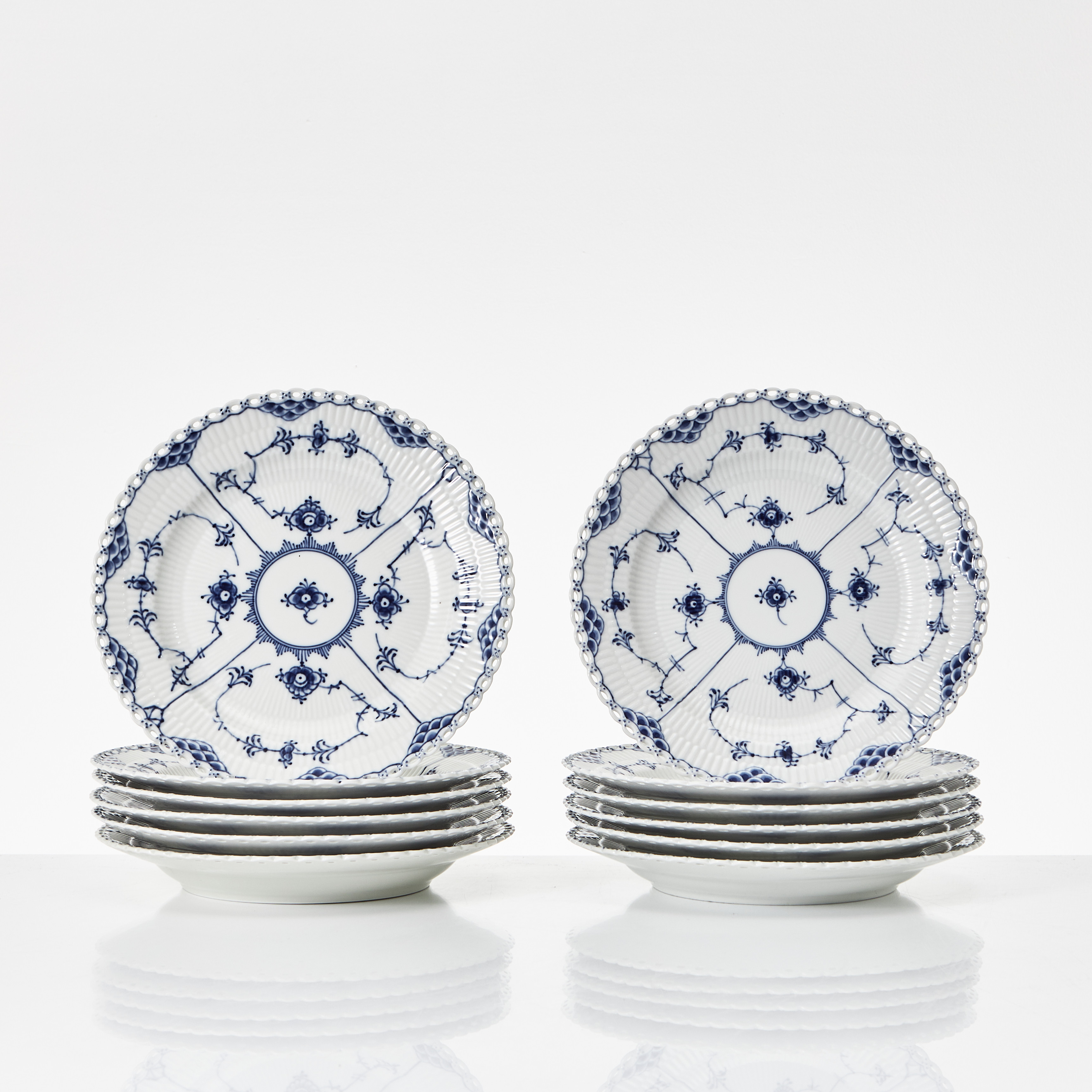 ROYAL COPENHAGEN, "Musselmalet - Blue Fluted Full Lace", mattallrikar, 12 st., porslin, Danmark, 1900-talets andra hälft, nr 1084, helblonde.