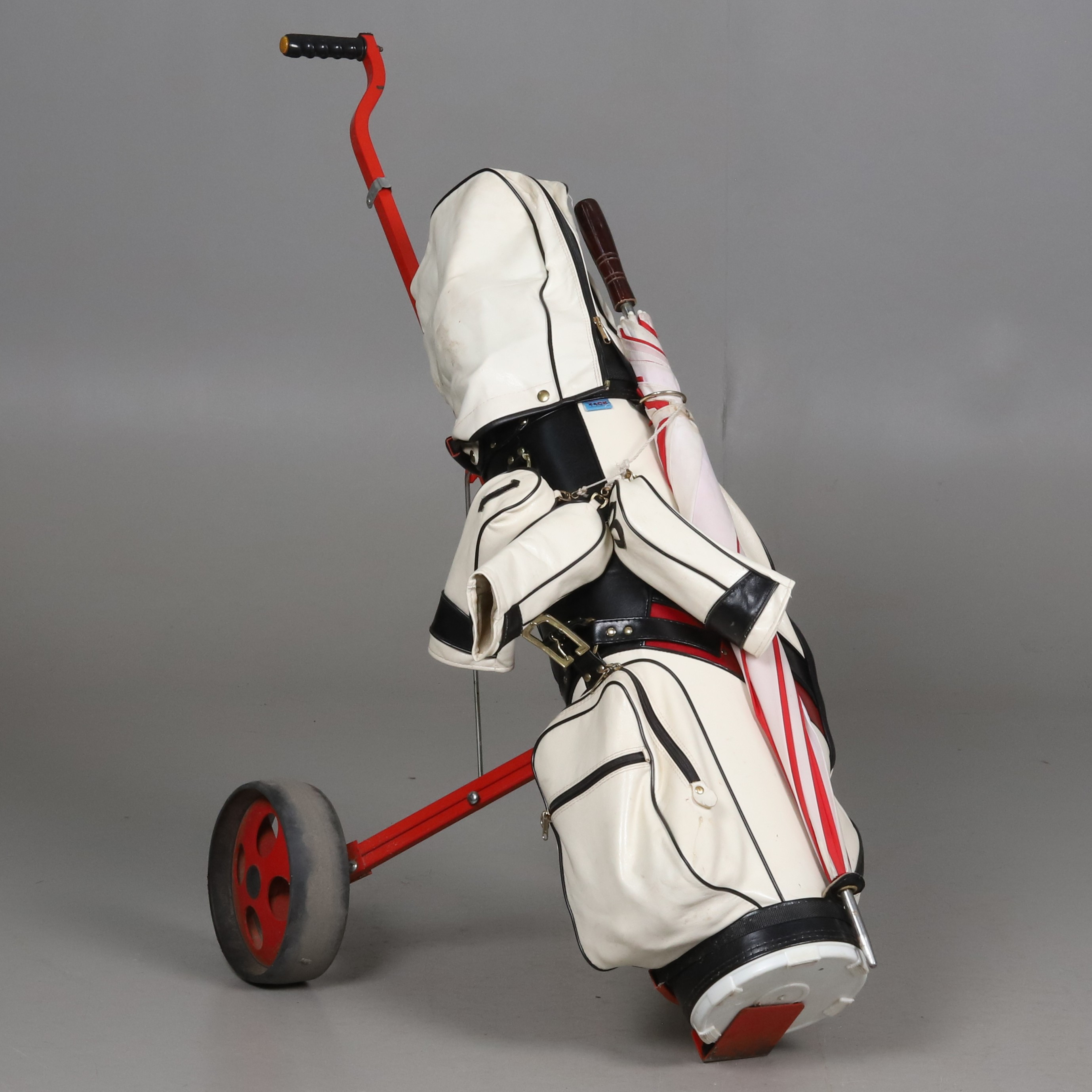GOLFBAG med VAGN och 15 st klubbor.