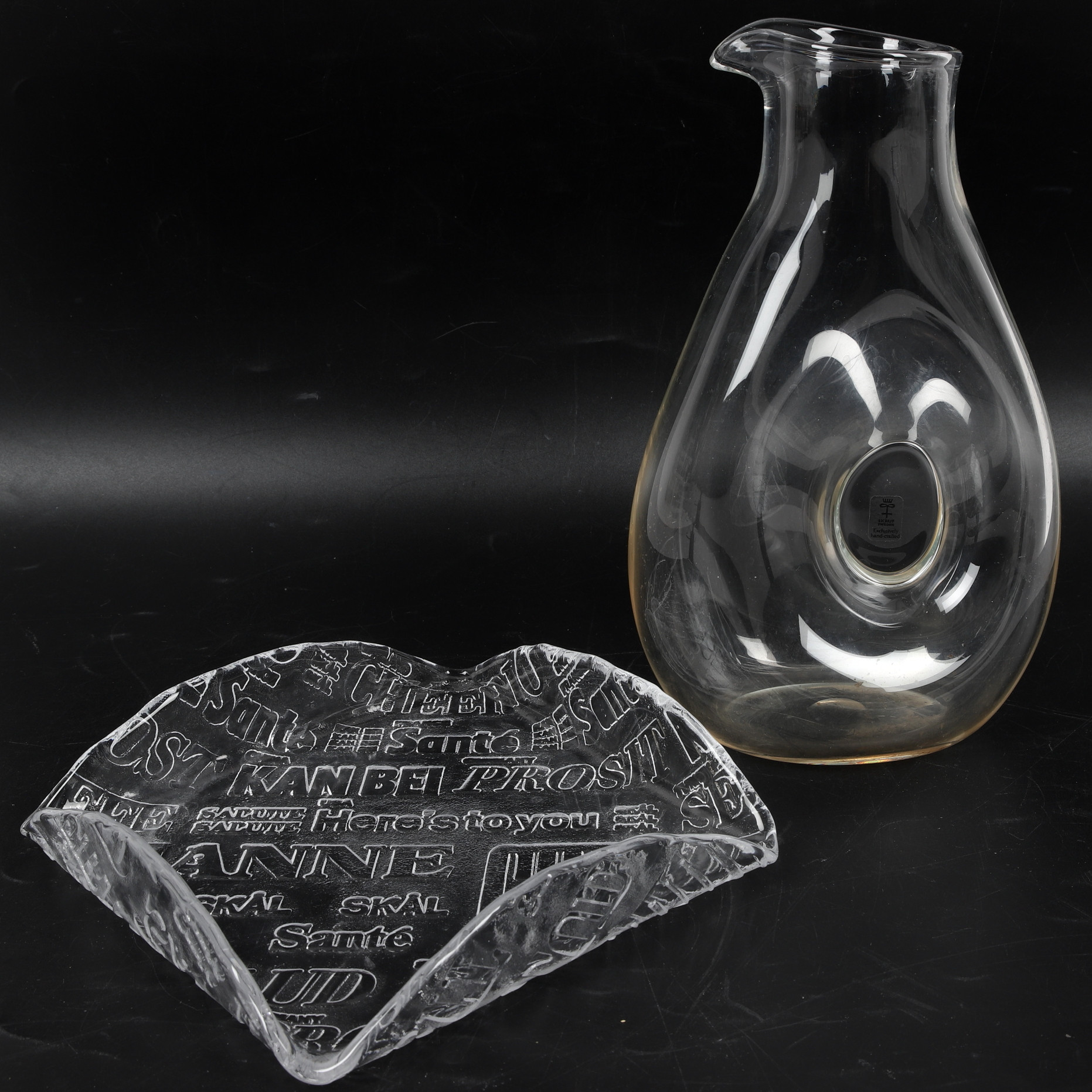 KARAFF OCH FAT, 2 st, glas, bl.a. "Munskänken", Jan Håkansson, Skrufs glasbruk, 1900-tal.
