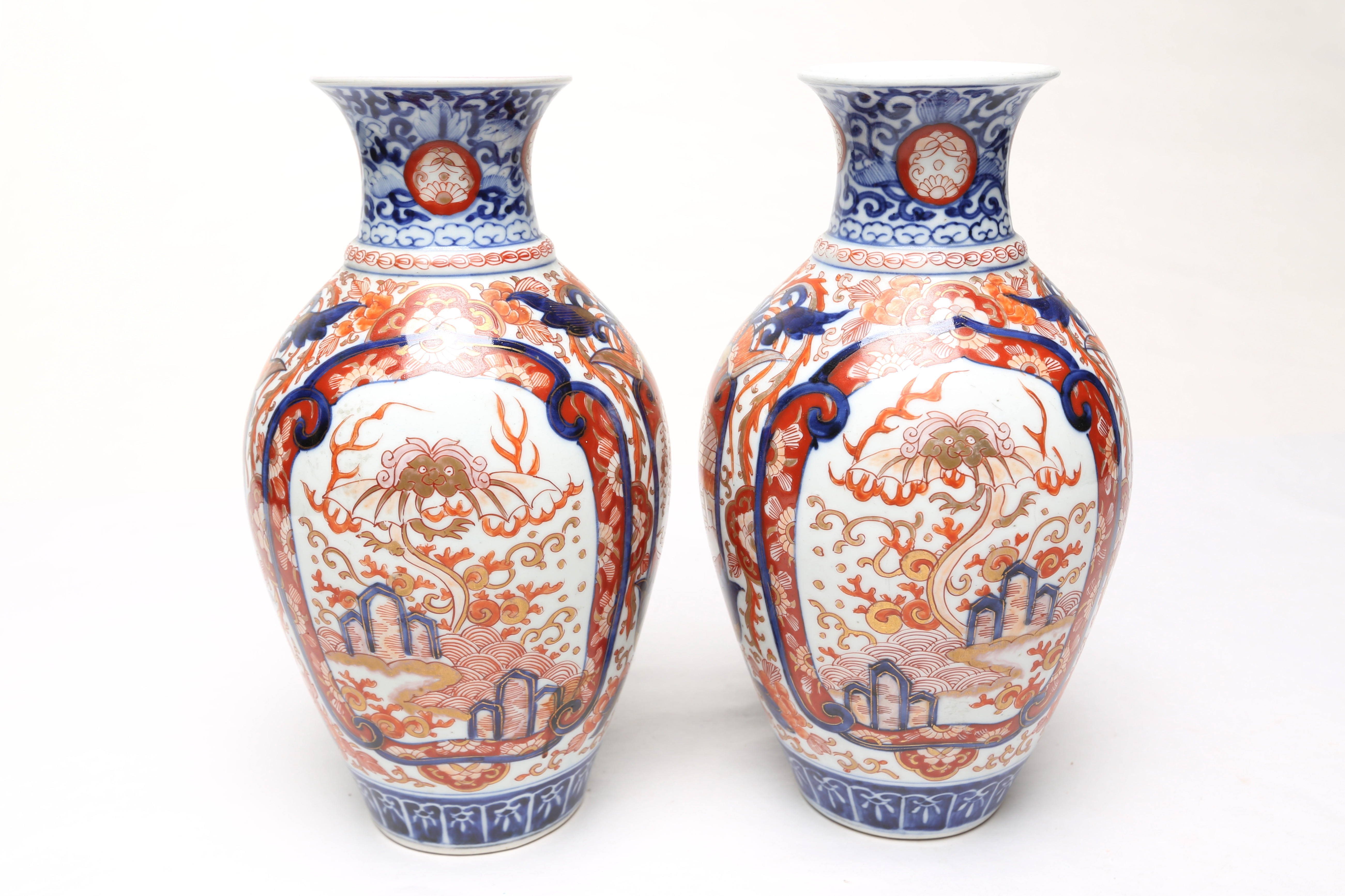 VASER 2 st, porslin, Asien, Imari, bland annat drakmotiv. .