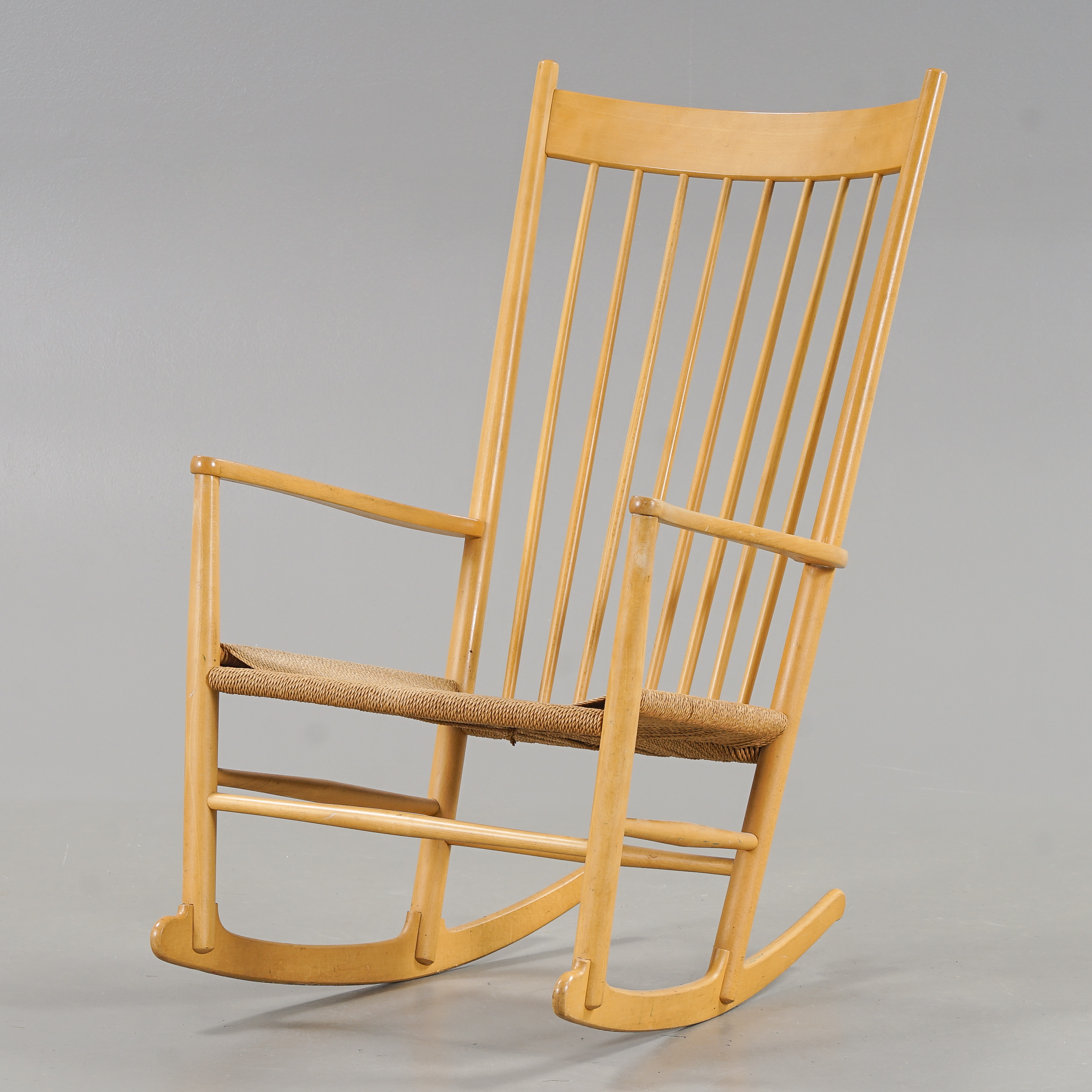 HANS J WEGNER. Gungstol "J16" Danmark, Bok med flätad snörsits, 1900-talets andra hälft.