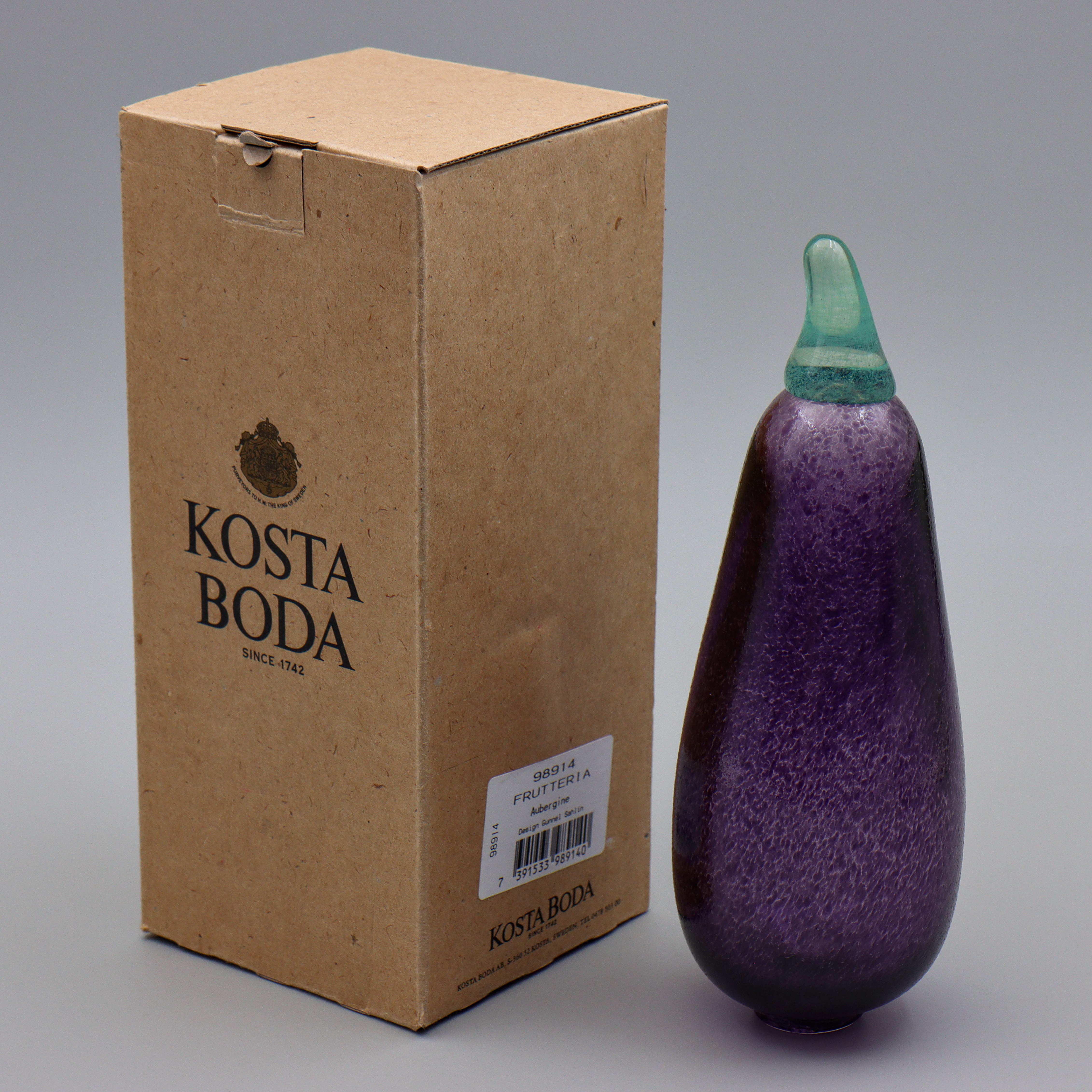 GUNNEL SAHLIN. "FRUTTERIA" GLASFRUKT "AUBERGINE" I KARTONG, SIGNERAD, KOSTA BODA.