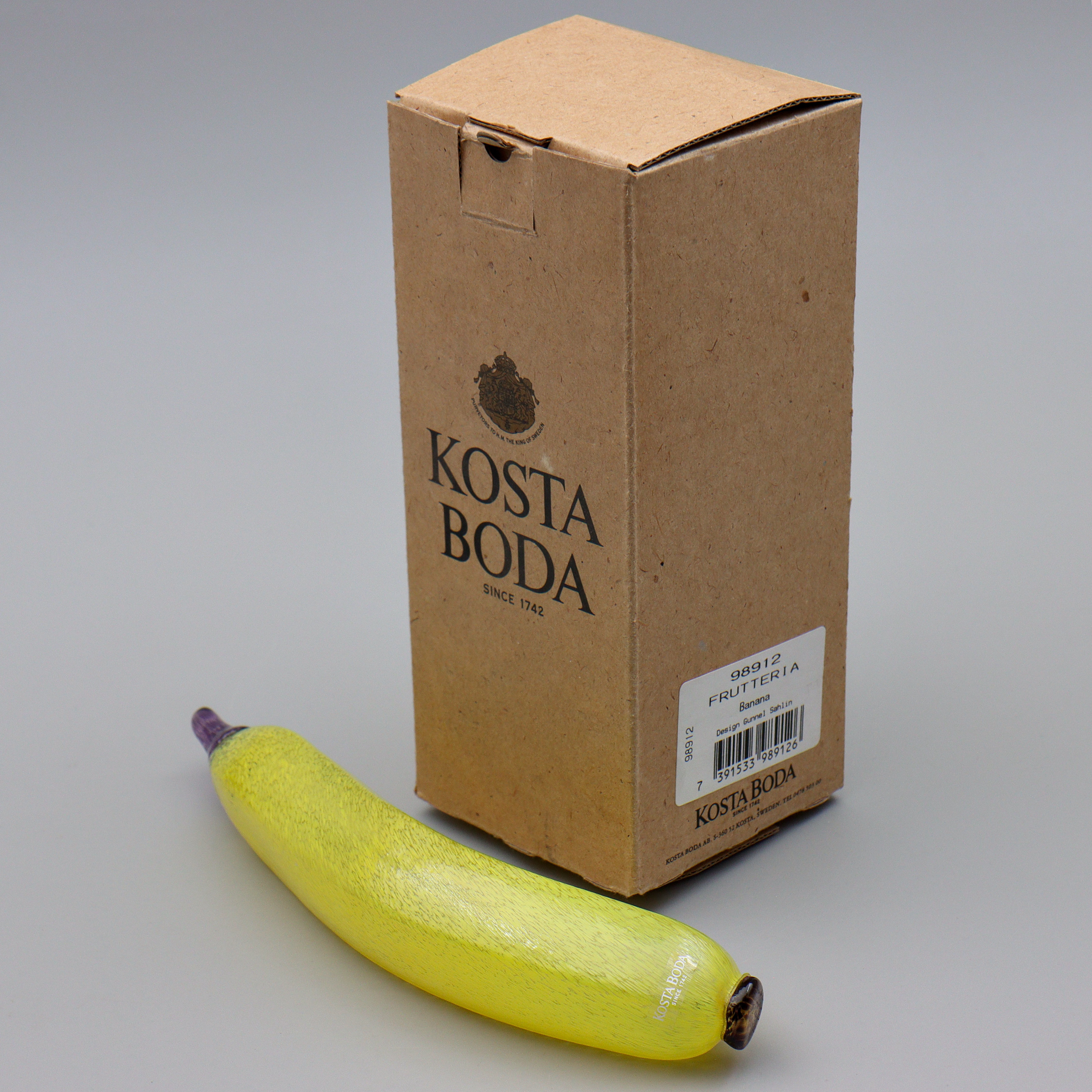 GUNNEL SAHLIN. "FRUTTERIA" GLASFRUKT "BANANA" I KARTONG, SIGNERAD, KOSTA BODA.
