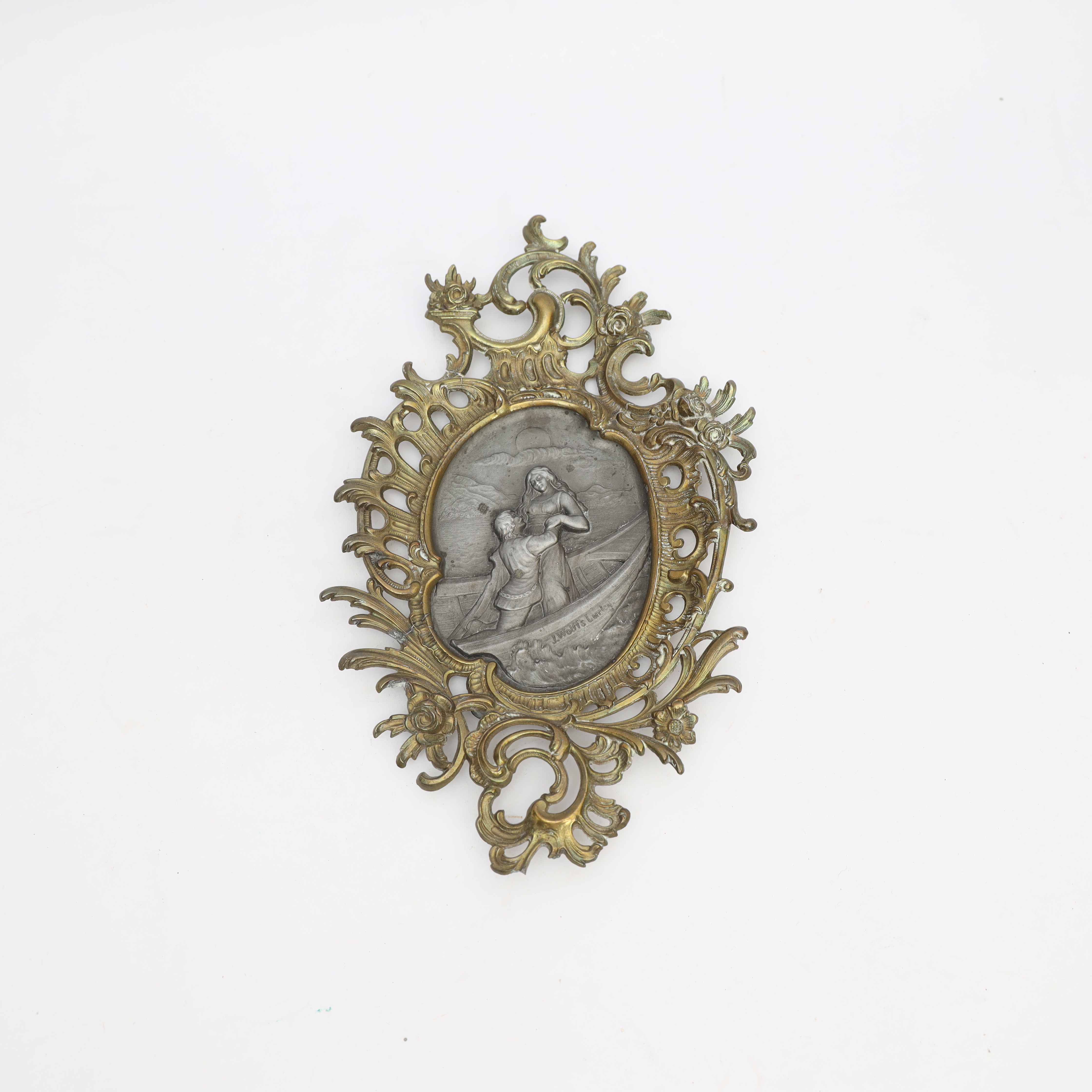 VÄGGSKULPTUR, 1900-tal, delvis bronserad metall, kärlekspar.