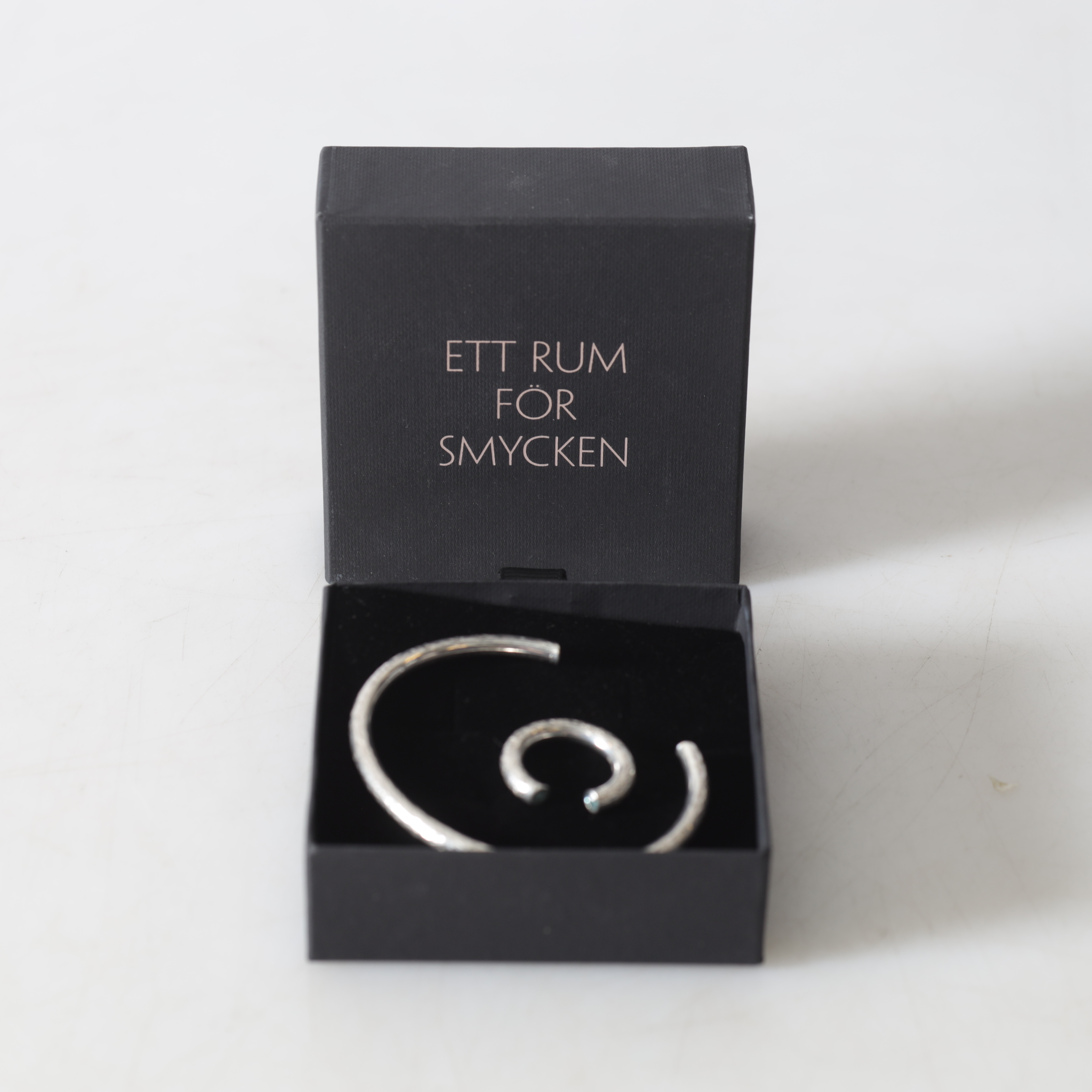 RING & ARMBAND, sterlingsilver, Anette Heyman Metall, Enskede. Totalvikt ca 27,5 gram.