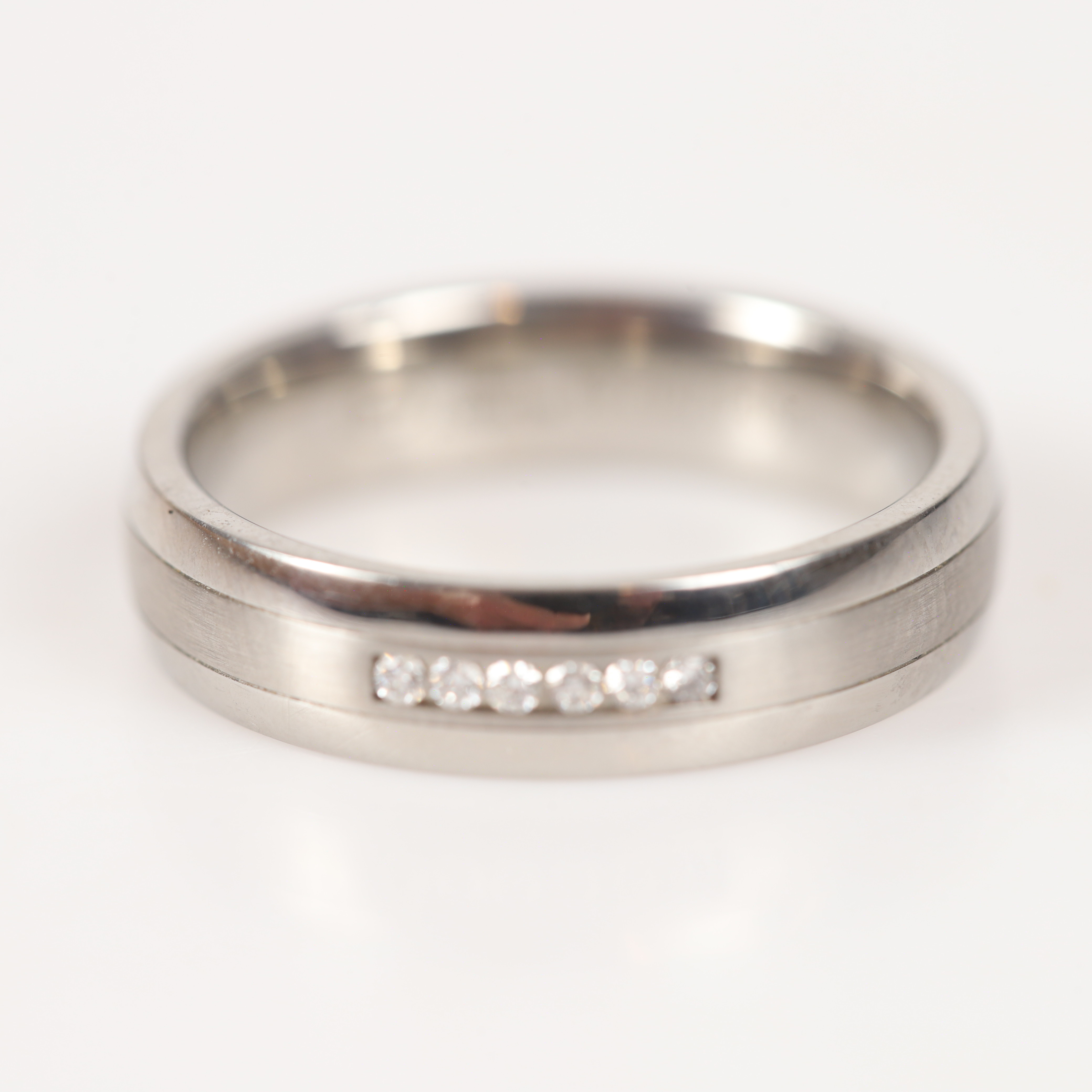 RING, rostfritt stål med briljantslipade diamanter, totalt 0,06 ct.