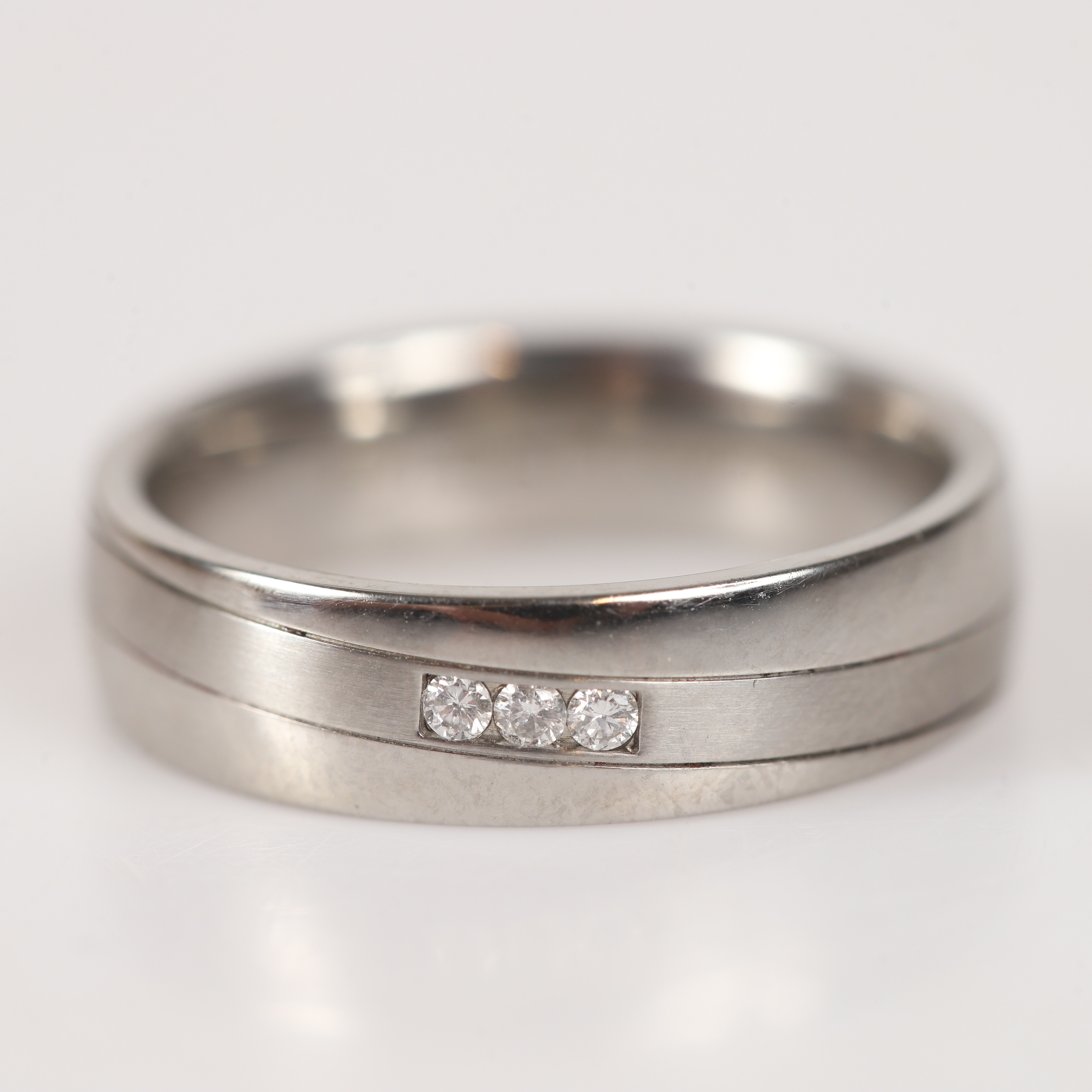 RING, rostfritt stål med briljantslipade diamanter, totalt 0,06 ct.