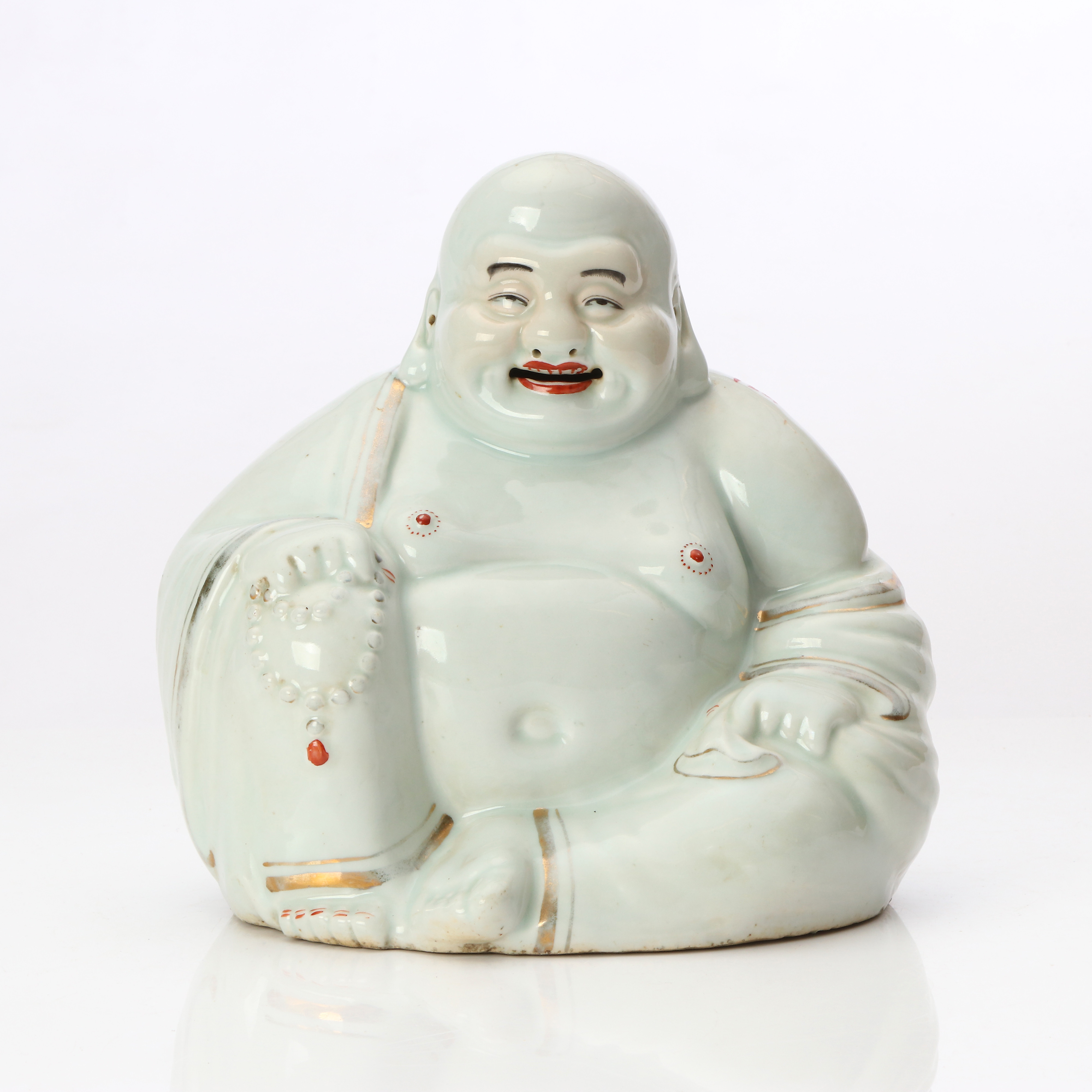 HAPPY BUDDHA. Porslin med bemålad och förgylld dekor. Kina, 1900-talets första hälft.