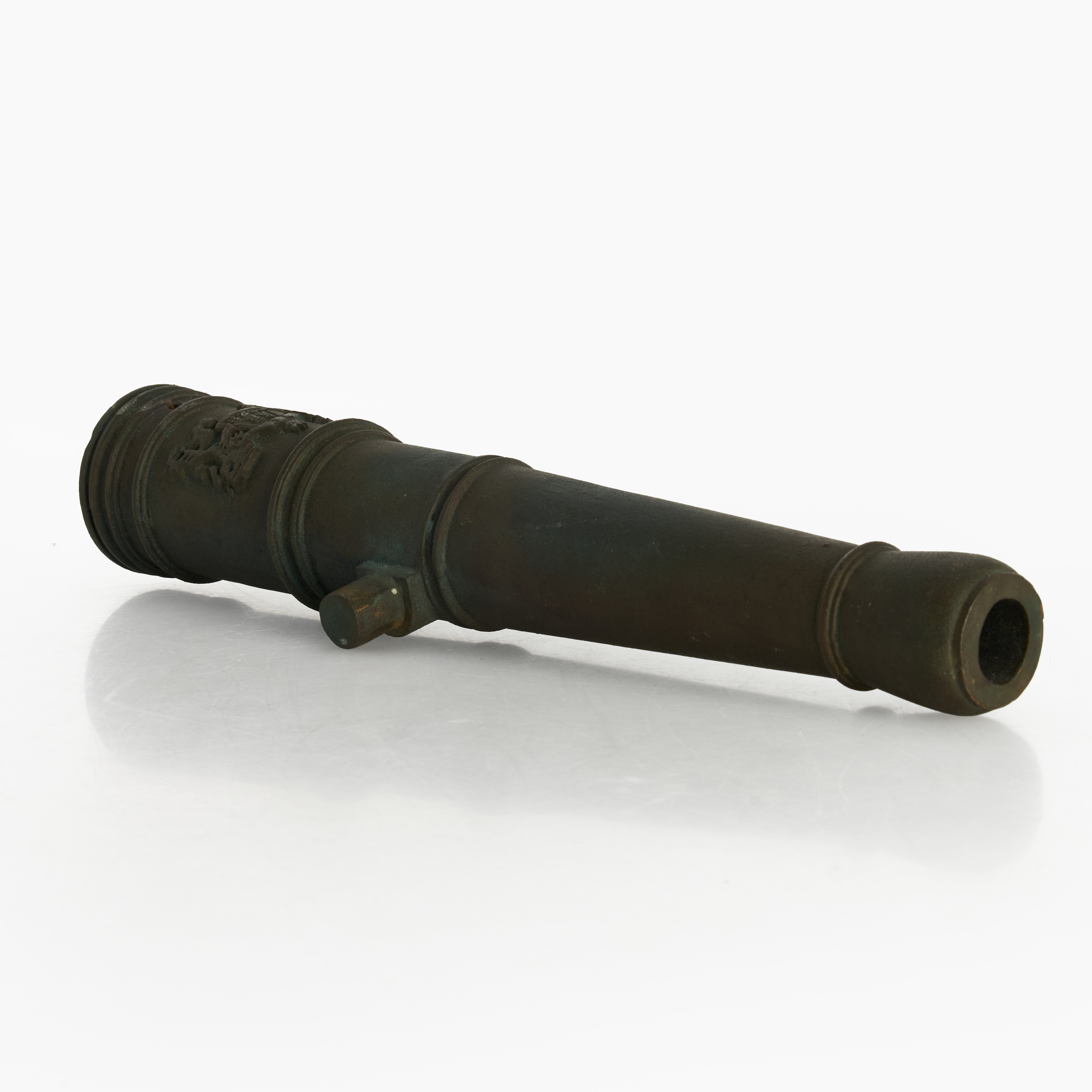 SALUT- / BORDSKANON, grönpatinerad brons, 1900-talets andra hälft, märkning i gjutgods; vapen med text: "år 1628".