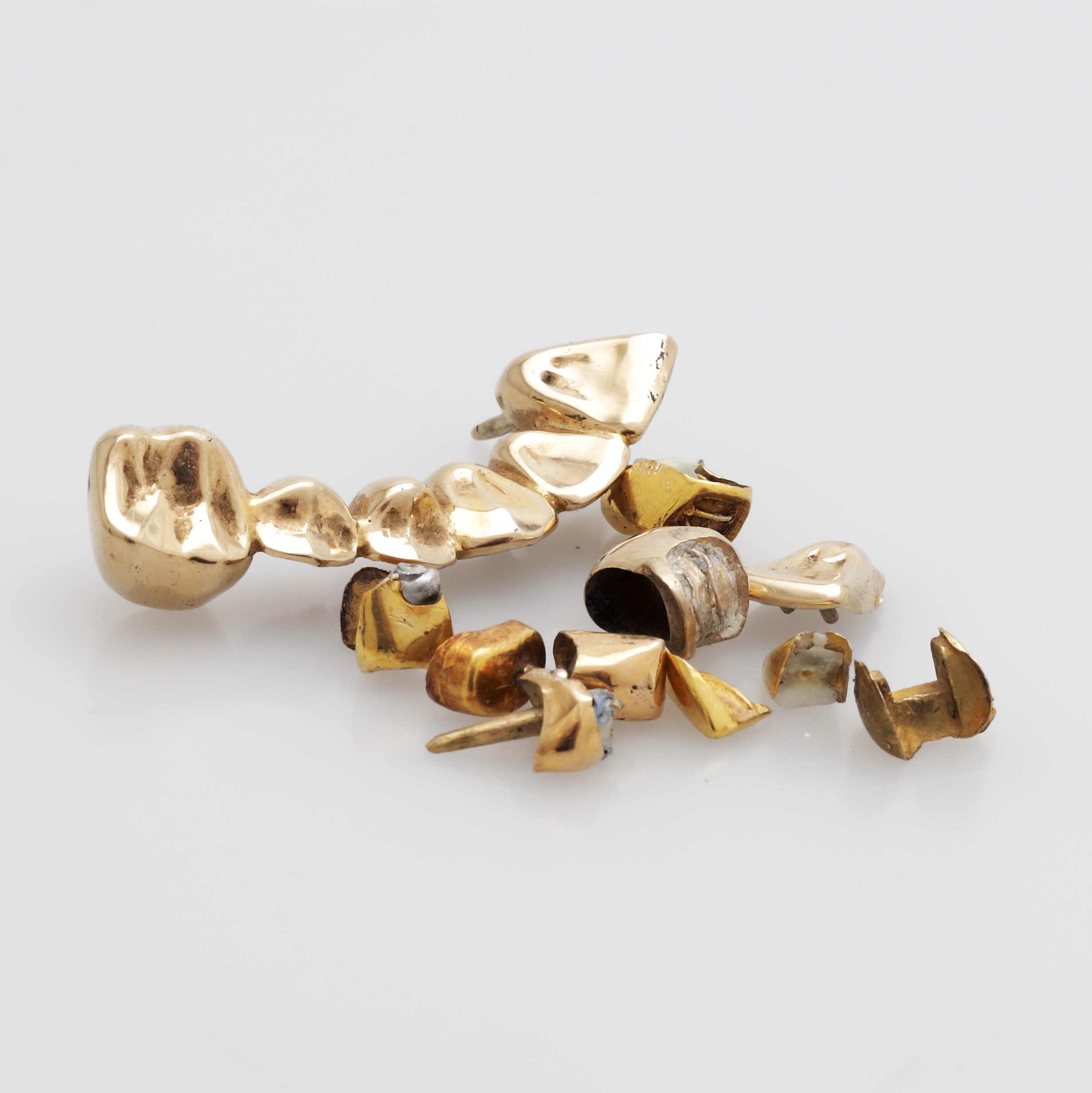 TANDGULD, grovt rensat, total vikt 26,44 gram.