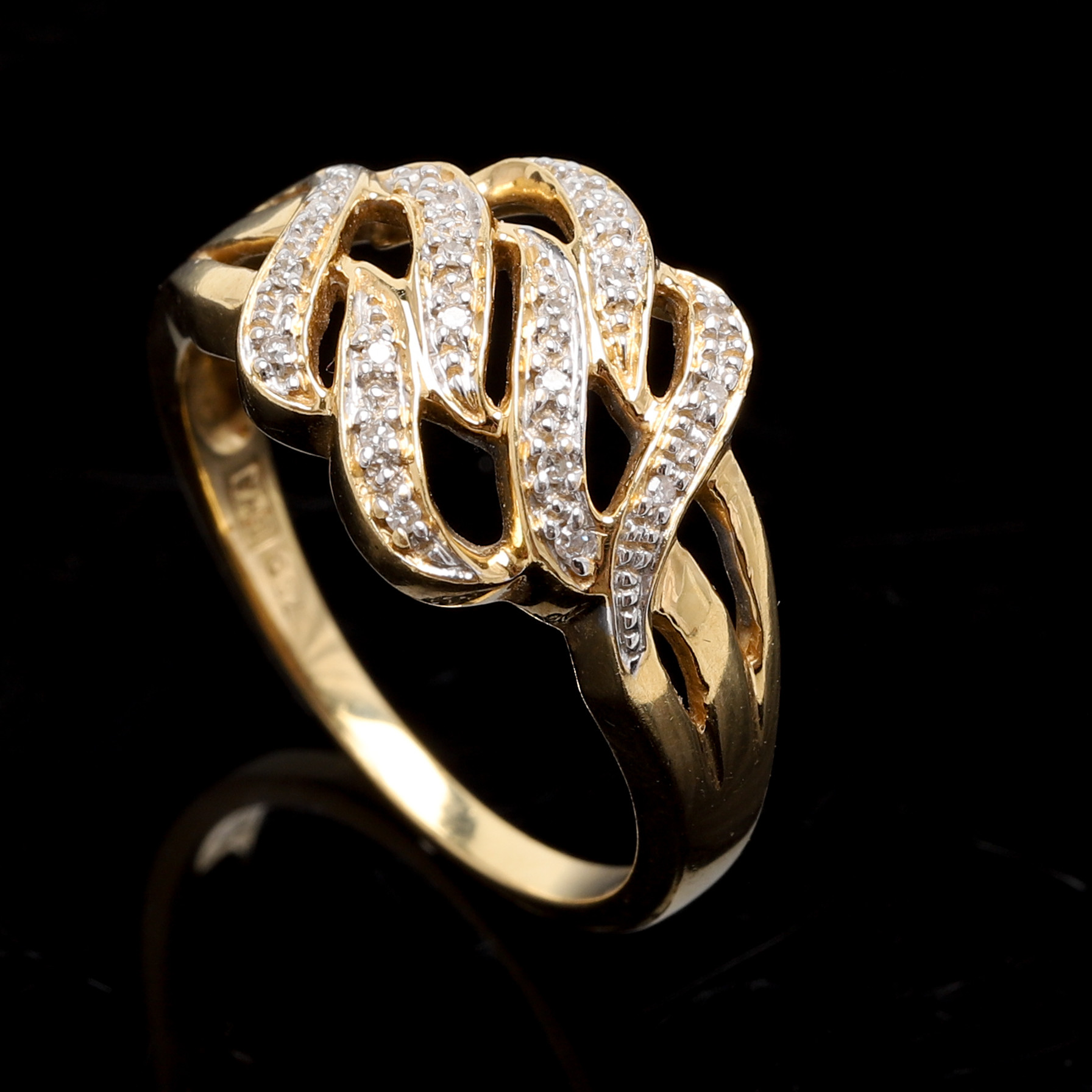 RING. 18K guld. Med små briljanter. Guldfynd. Vikt ca 4,3 gram.