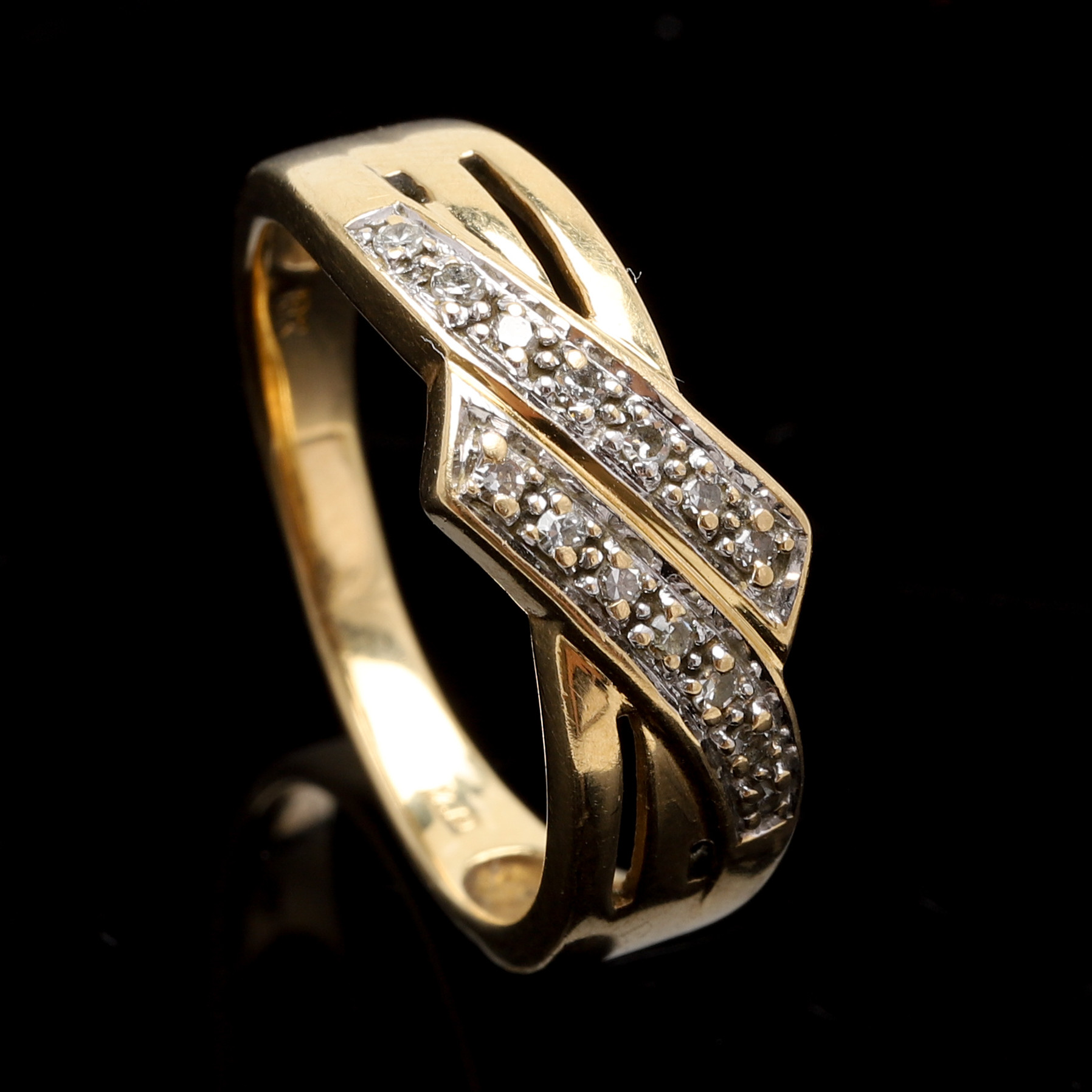 RING, 18K guld. Guldfynd. Med små briljanter. Vikt ca 4,9 gram.