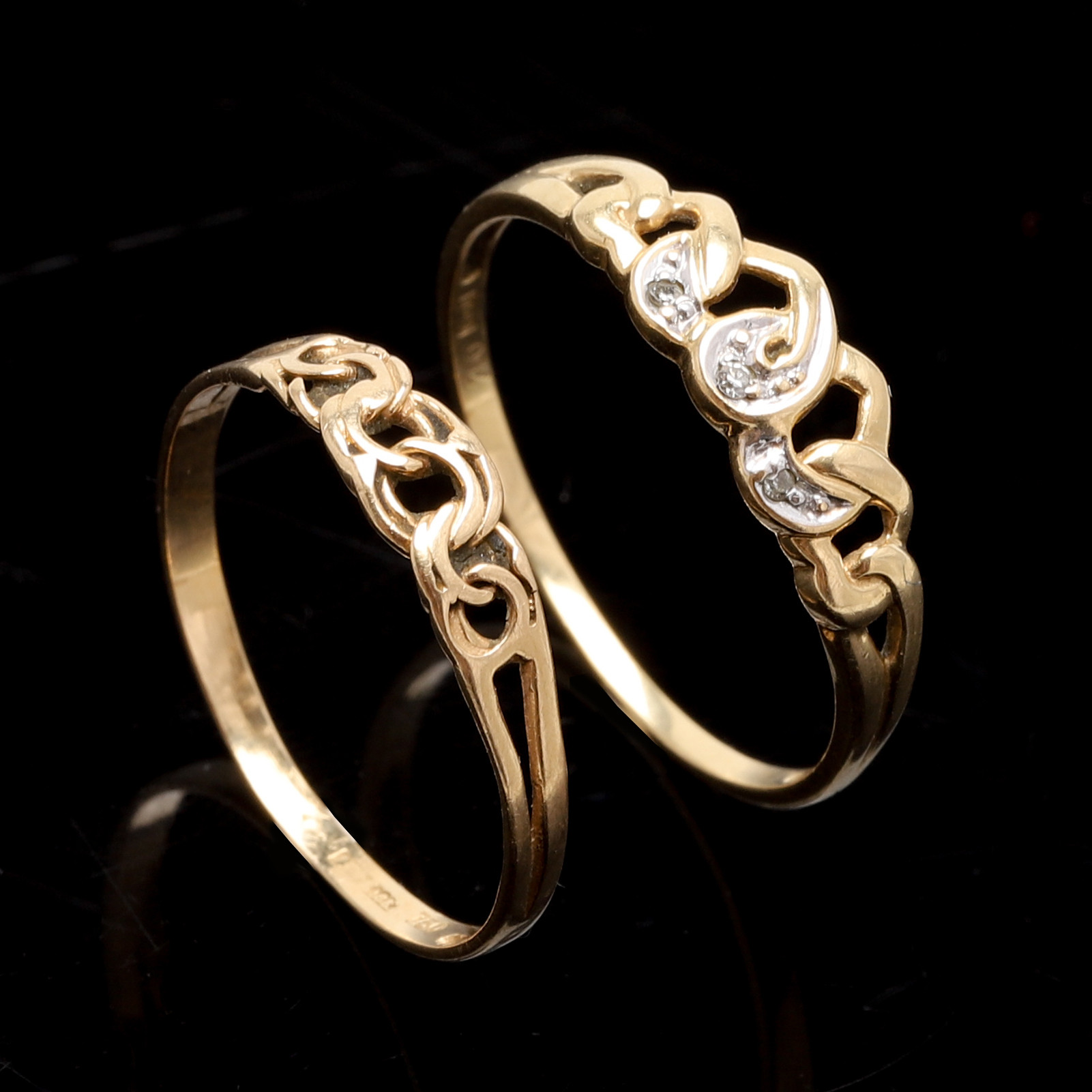 RINGAR, 2 st. 18K guld. Bland annat Guldfynd. Vikt ca 2,4 gram.
