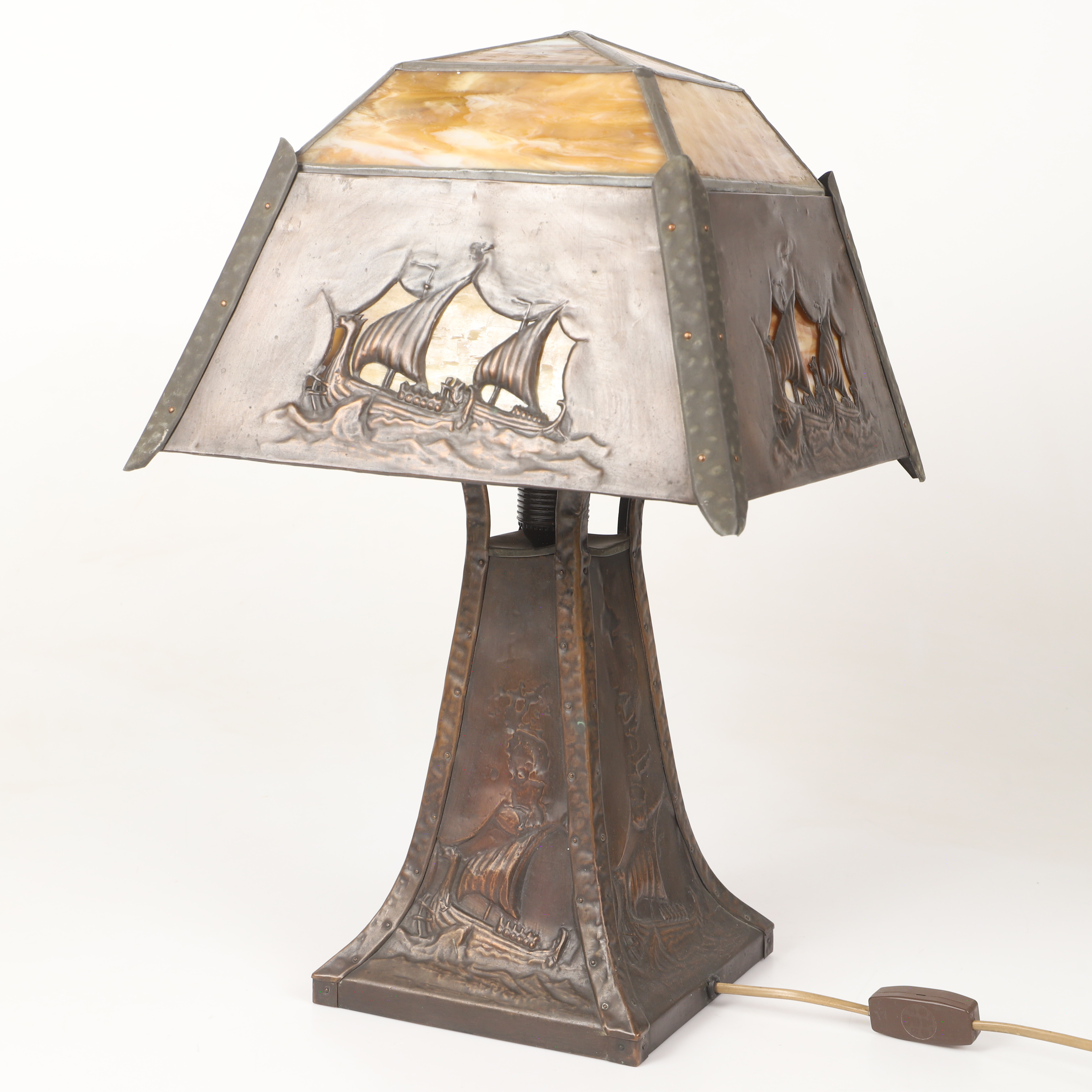 BORDSLAMPA, koppar/marmorerat glas, sekelskiftet 1800/1900.