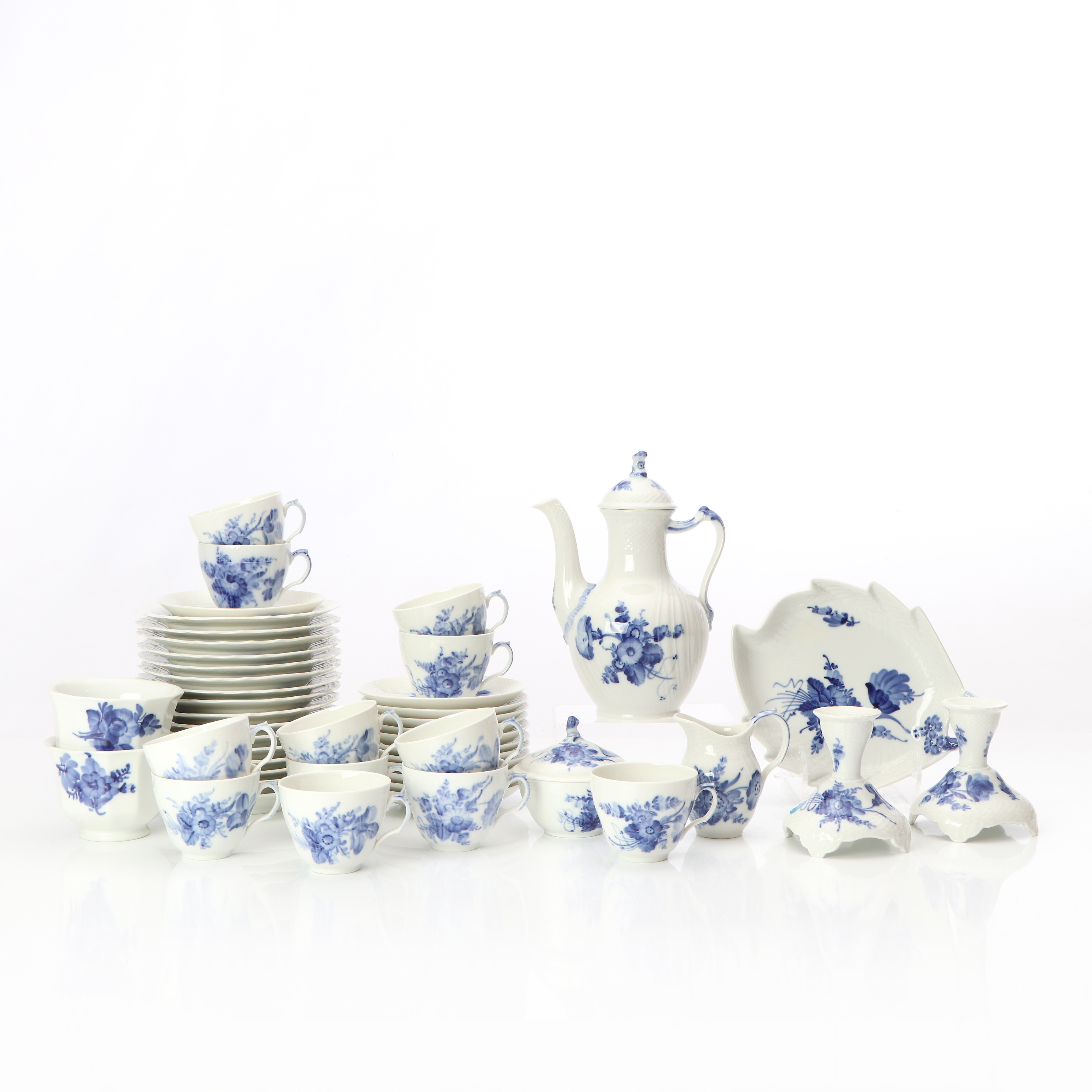 BLÅ BLOMST, KAFFESERVIS, 36 DELAR. Porslin. Royal Copenhagen.
