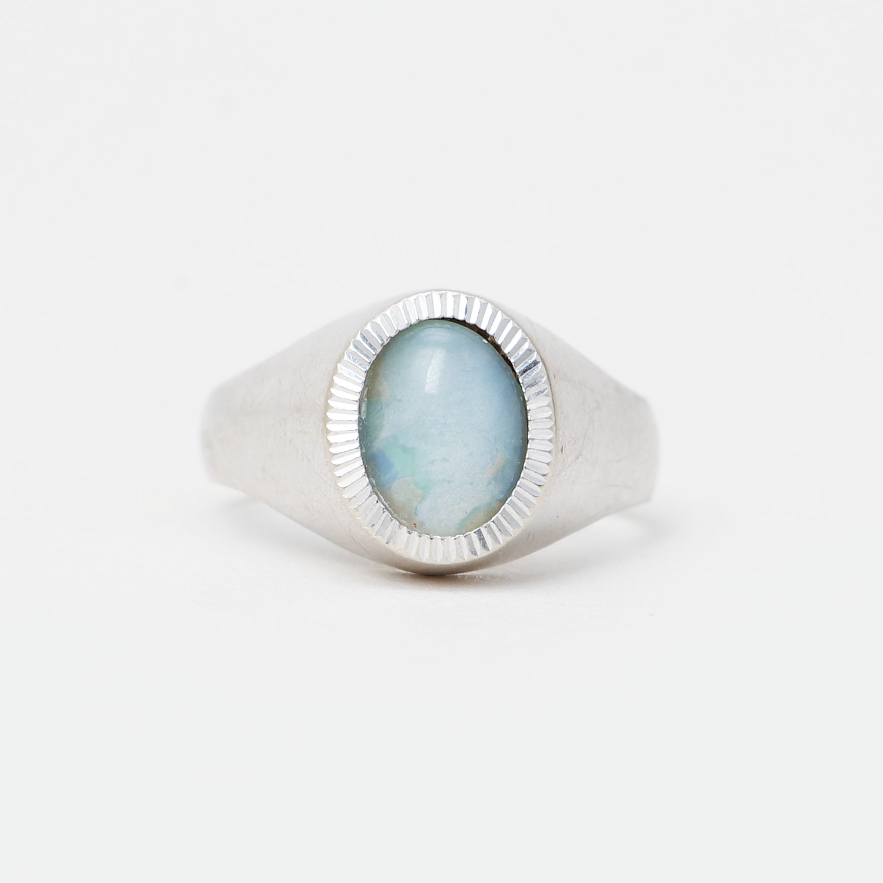 RING, 18k vitguld samt cabochonslipad sten. Vikt ca 4,2 gram.