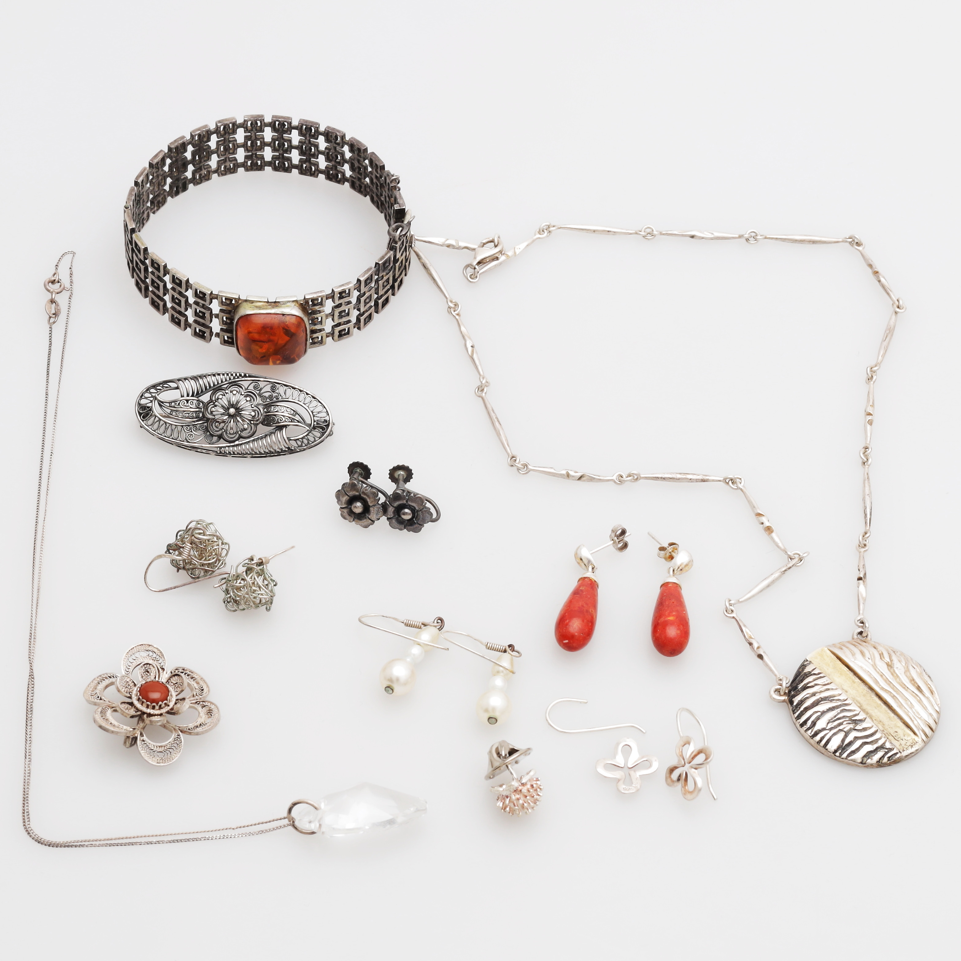 ARMBAND, BROSCHER, ÖRHÄNGEN, silver, totalvikt 87 gram.