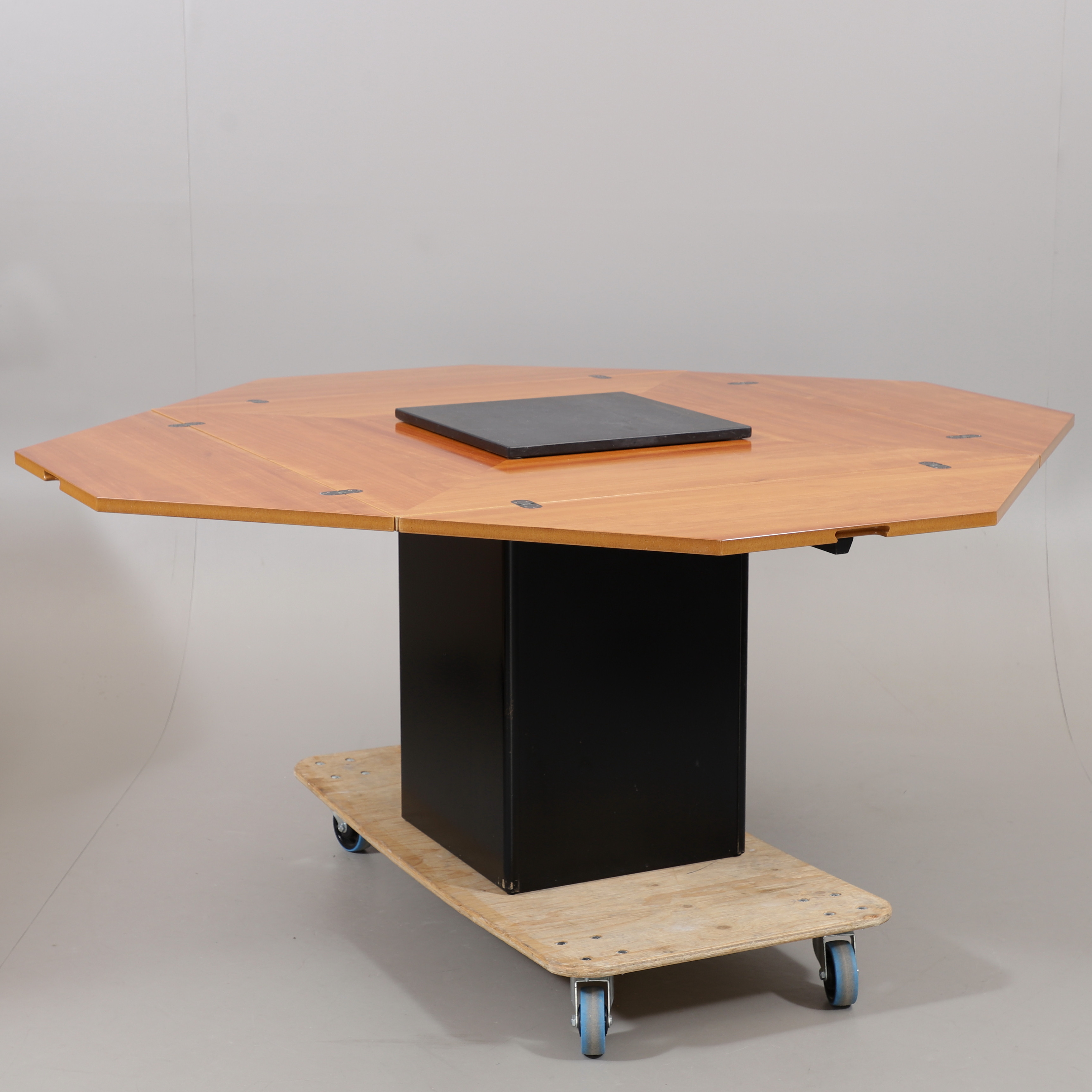 MATBORD, körsbär/sten, "Cirkante", Tranekaer, Danmark, 1993.
