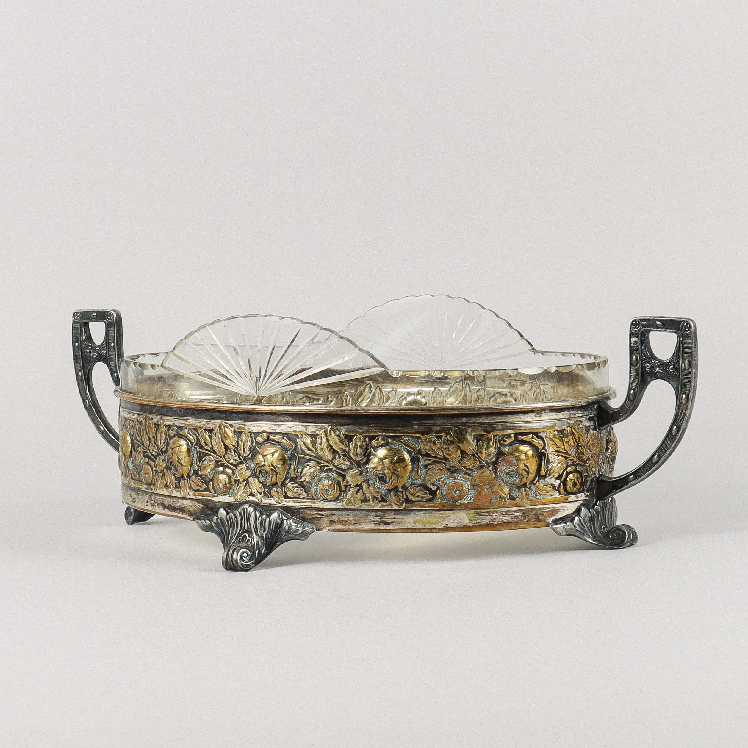 JARDINIERE nysilver med glasinsats, 1900-talets första hälft.