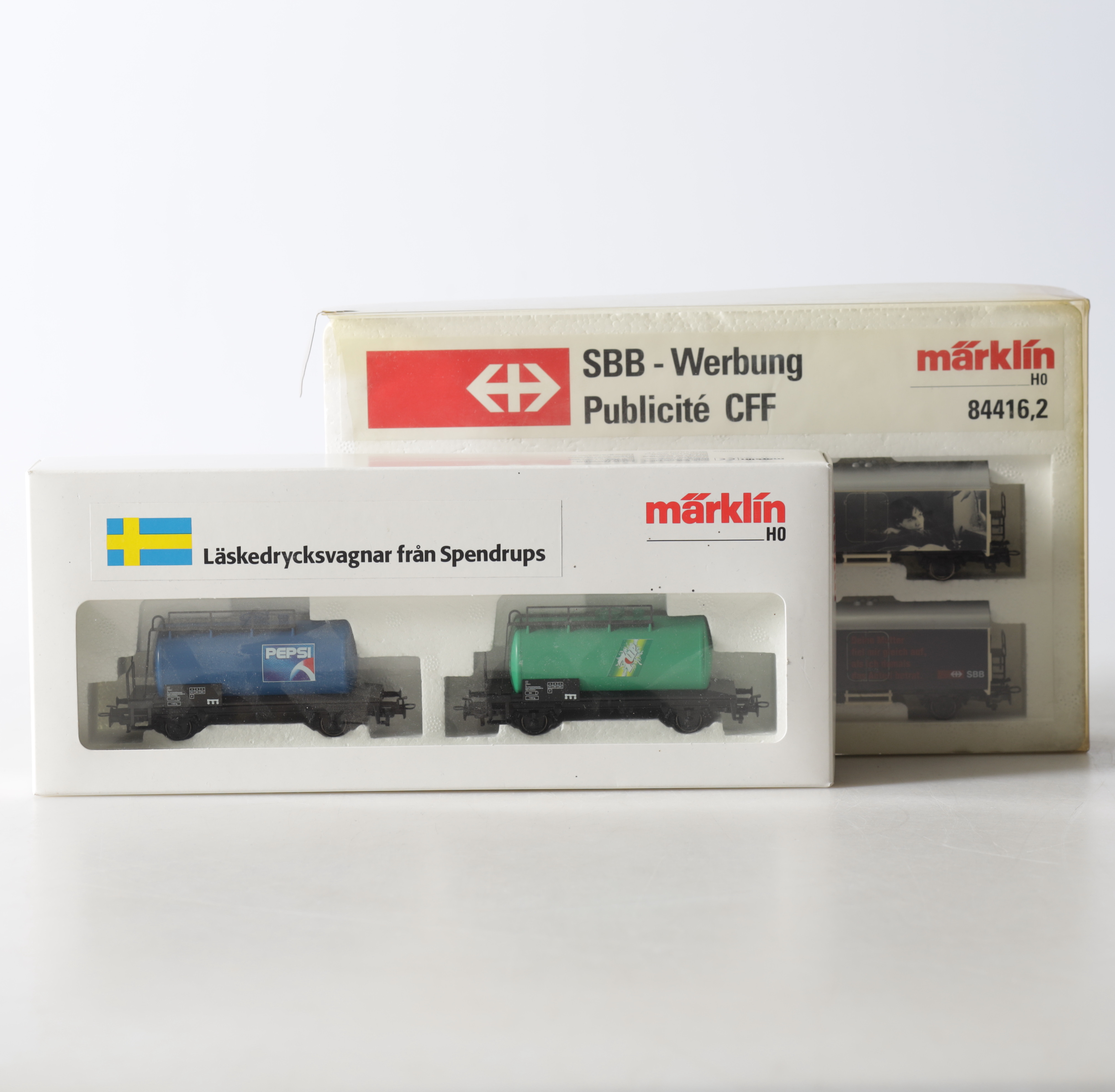 VAGNSET, 2 st. Delvis läskedrycksvagnar från Spendrups, H0, Märklin.