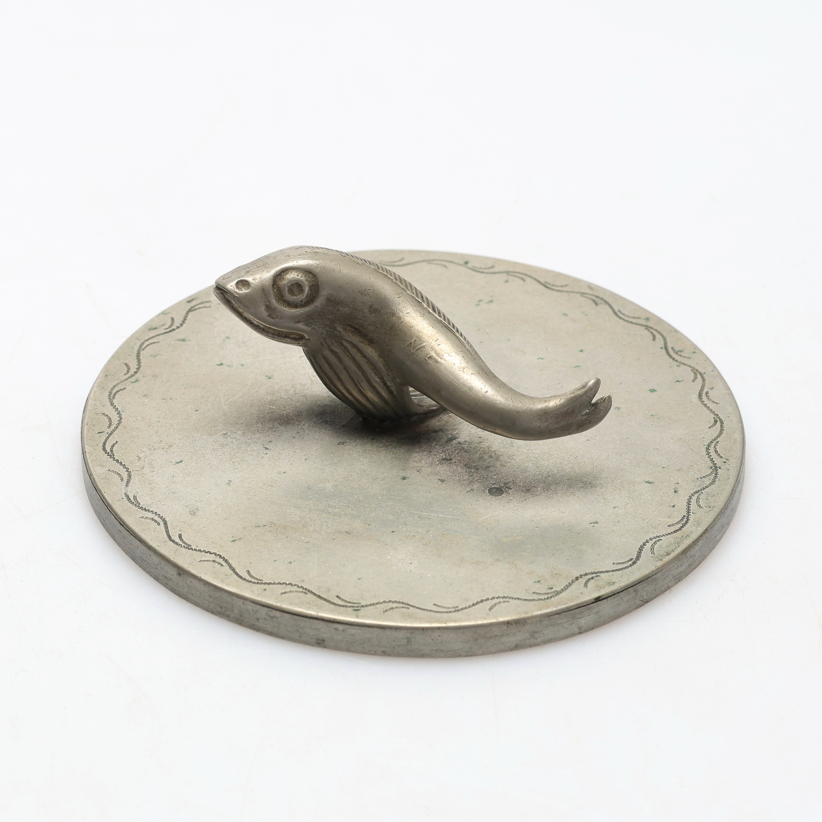 HANDSPEGEL, tenn, handtag i form av fisk, Art Deco, 1920/30-tal.