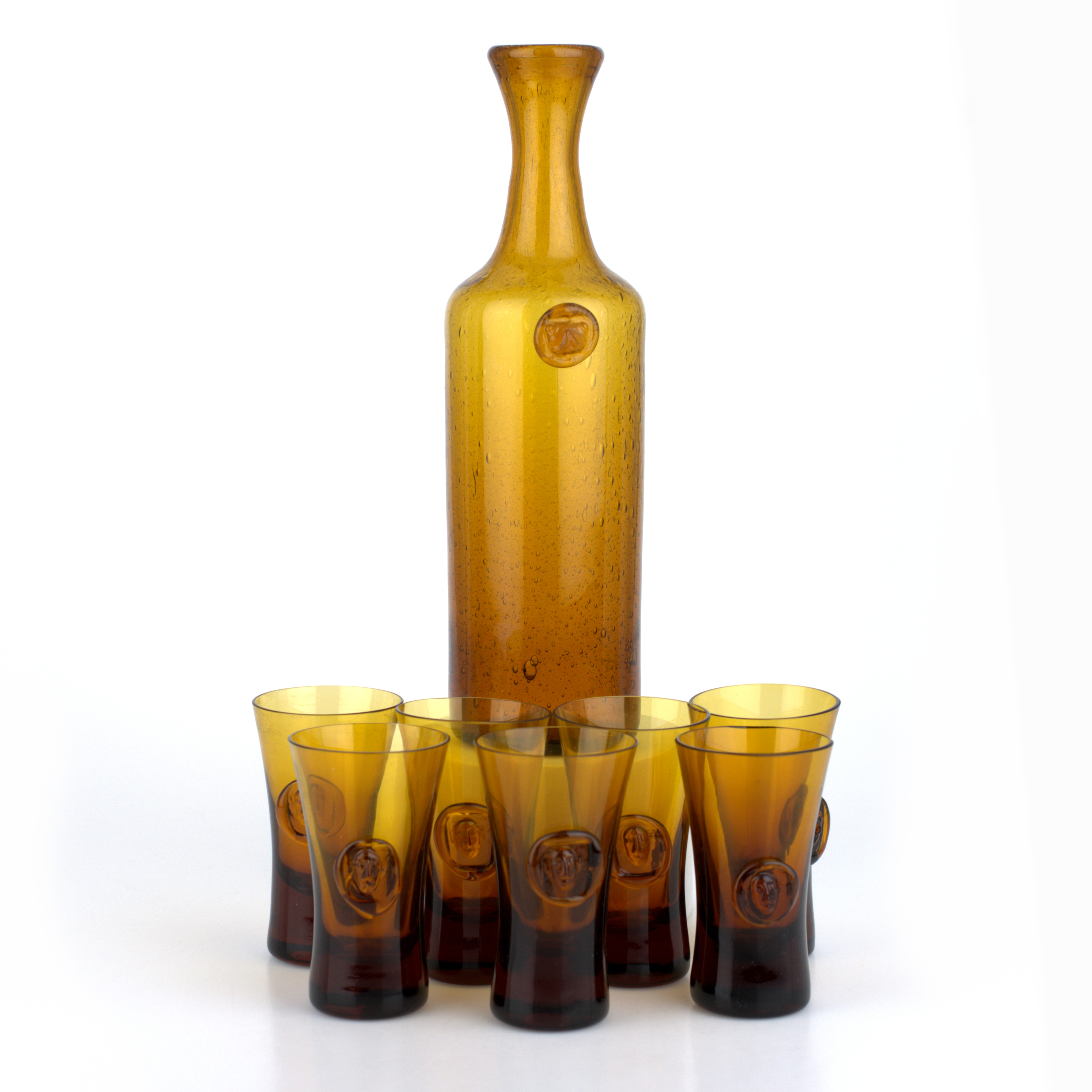 ERIK HÖGLUND. Karaff och snapsglas, 8 st, bruntonat glas, figur i relief, Boda.