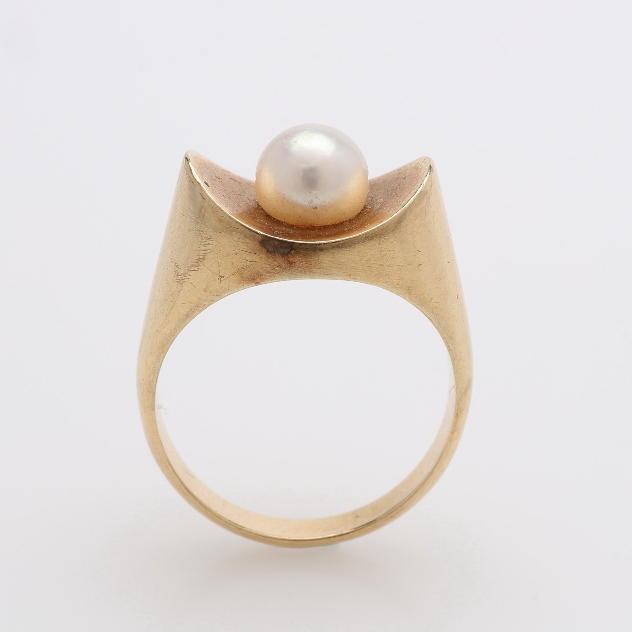 RING, 14K GULD MED PÄRLA, TOTAL VIKT CIRKA 4,2 GRAM.