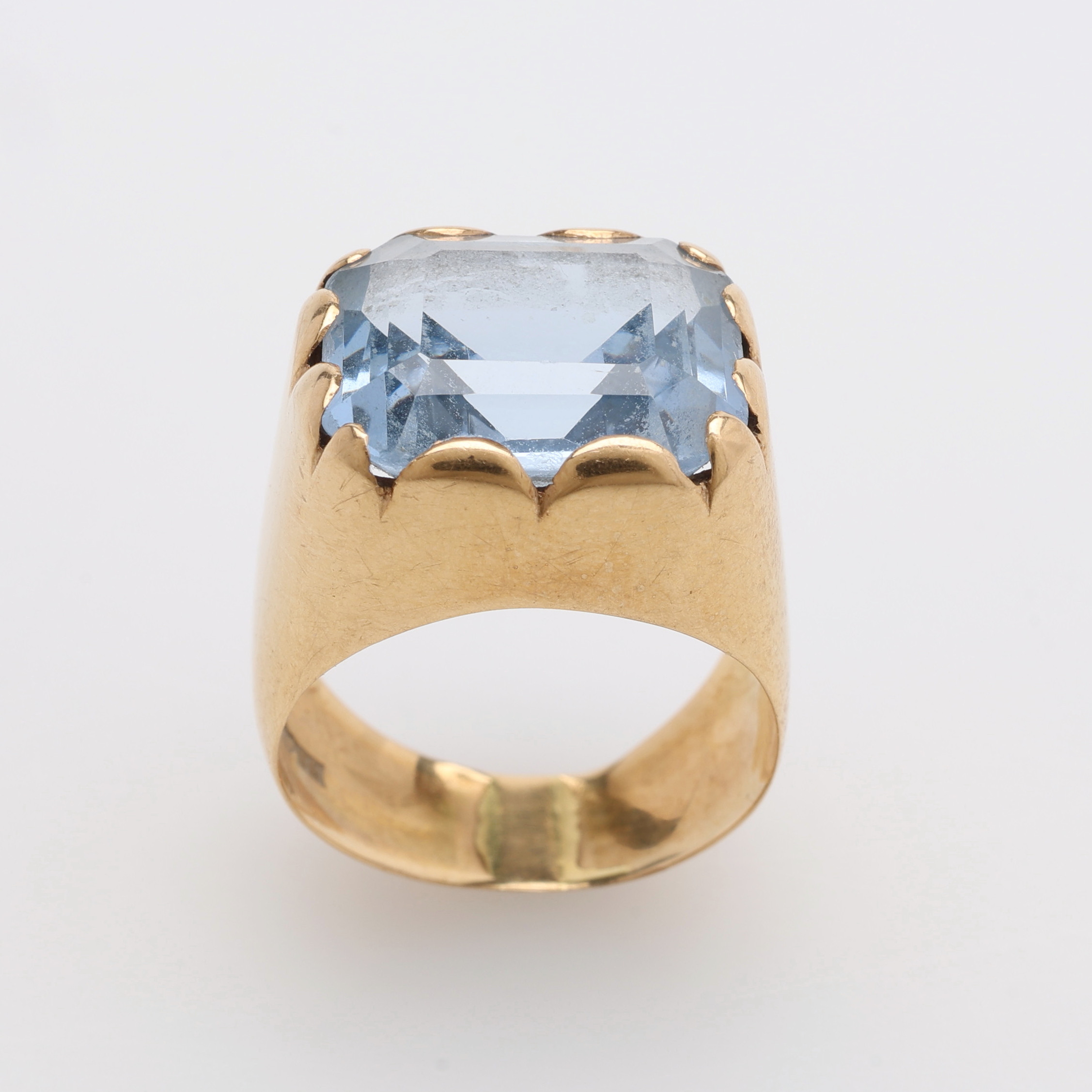 RING, 18K GULD MED SYNTETISK LJUSBLÅ SPINELL, VIKT CIRKA 6,7 GRAM.