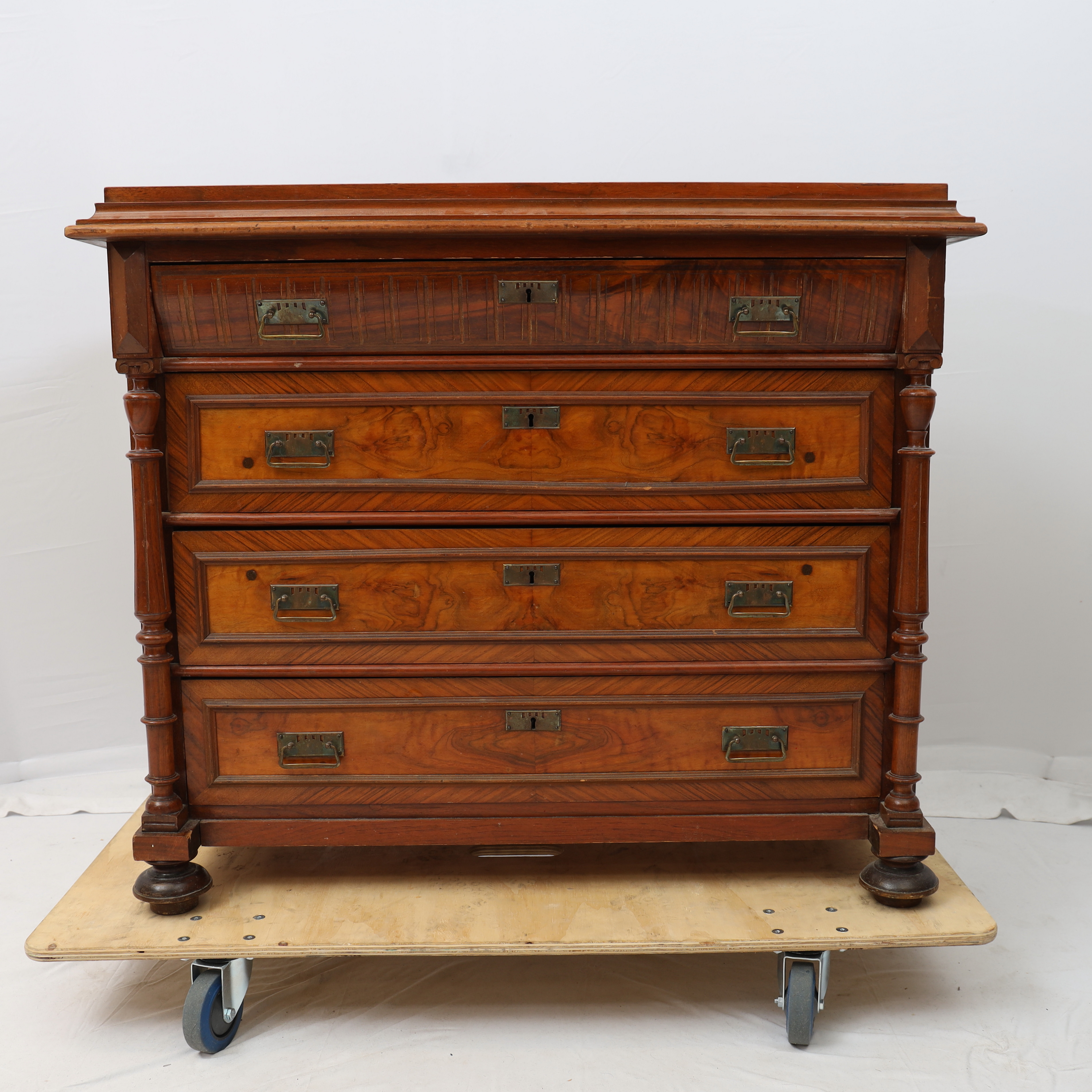 BYRÅ, Nyrenässans, 1800-talets slut, fanerat i mahogny och valnöt. 4 lådor.