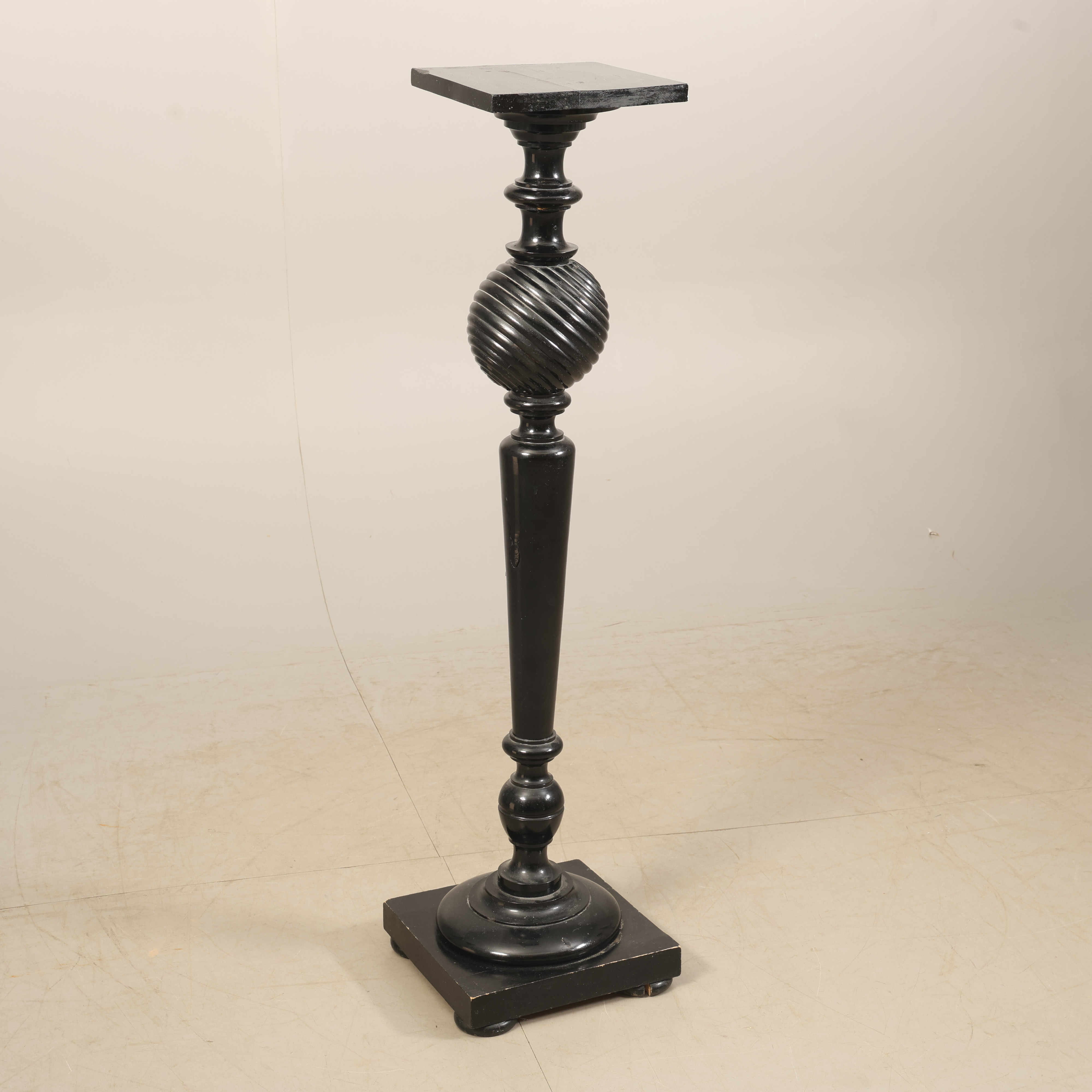 PIEDESTAL, bemålad, 18/1900-talet.