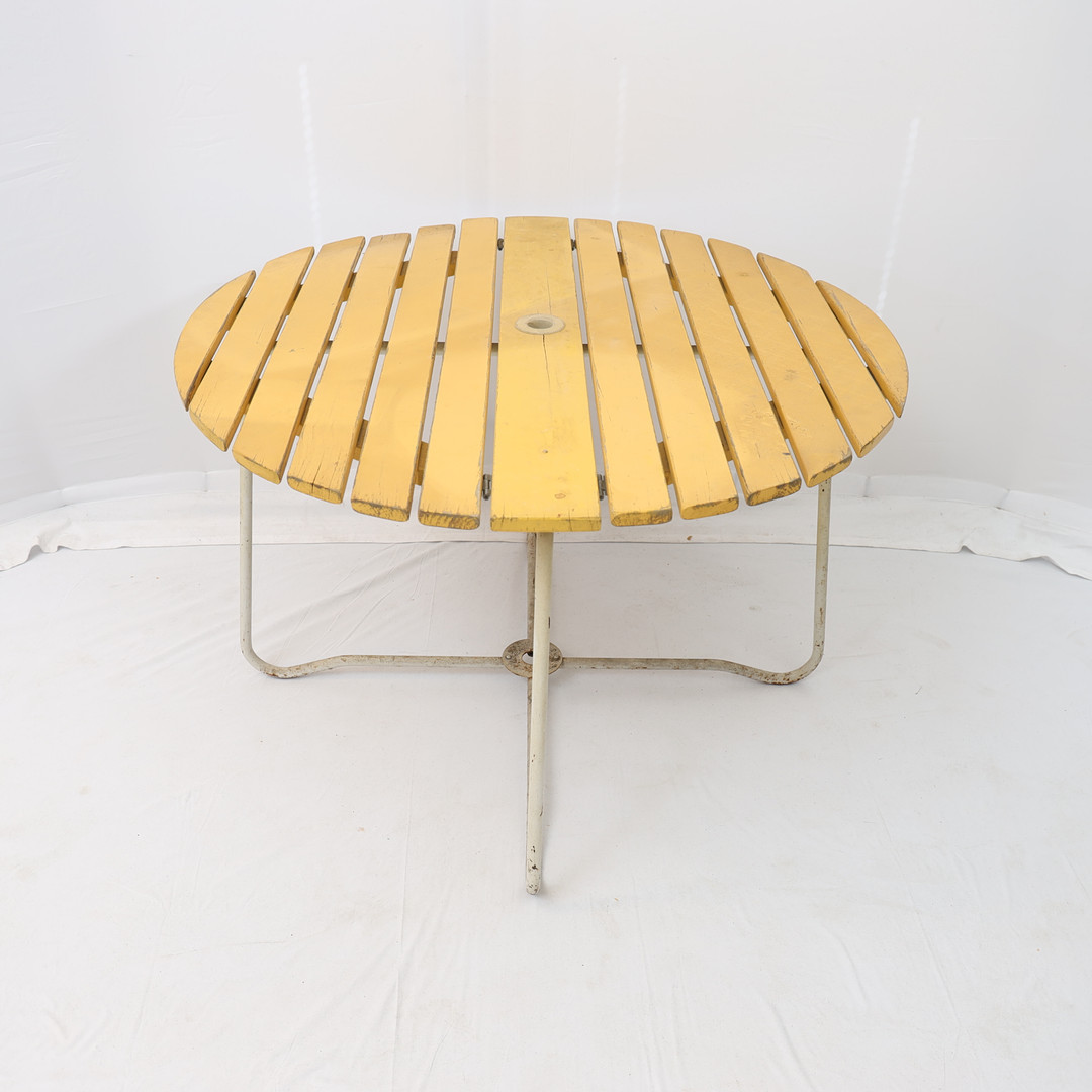 TRÄDGÅRDSBORD, 1950-1960-tal, bemålad metall och gulmålat trä.