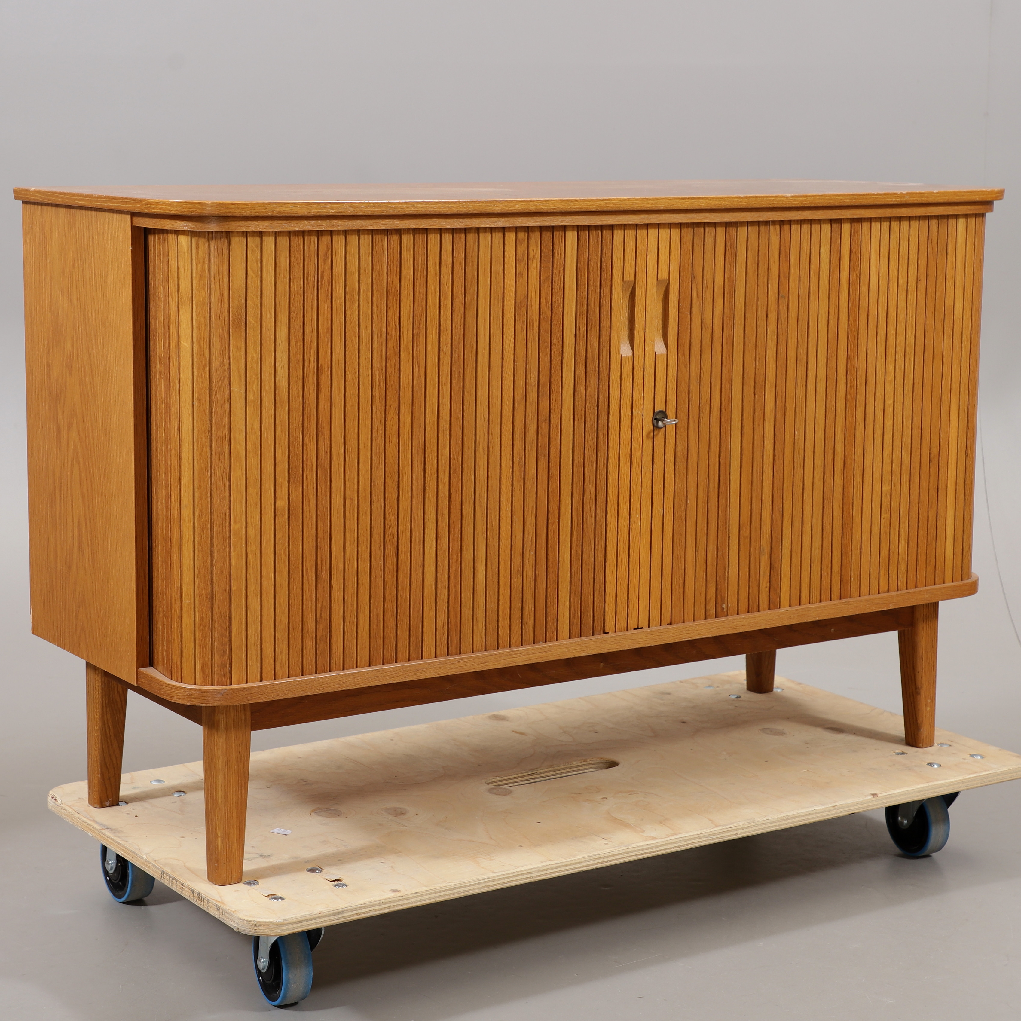SIDEBOARD, ek, jalusi, 1900-talets mitt.