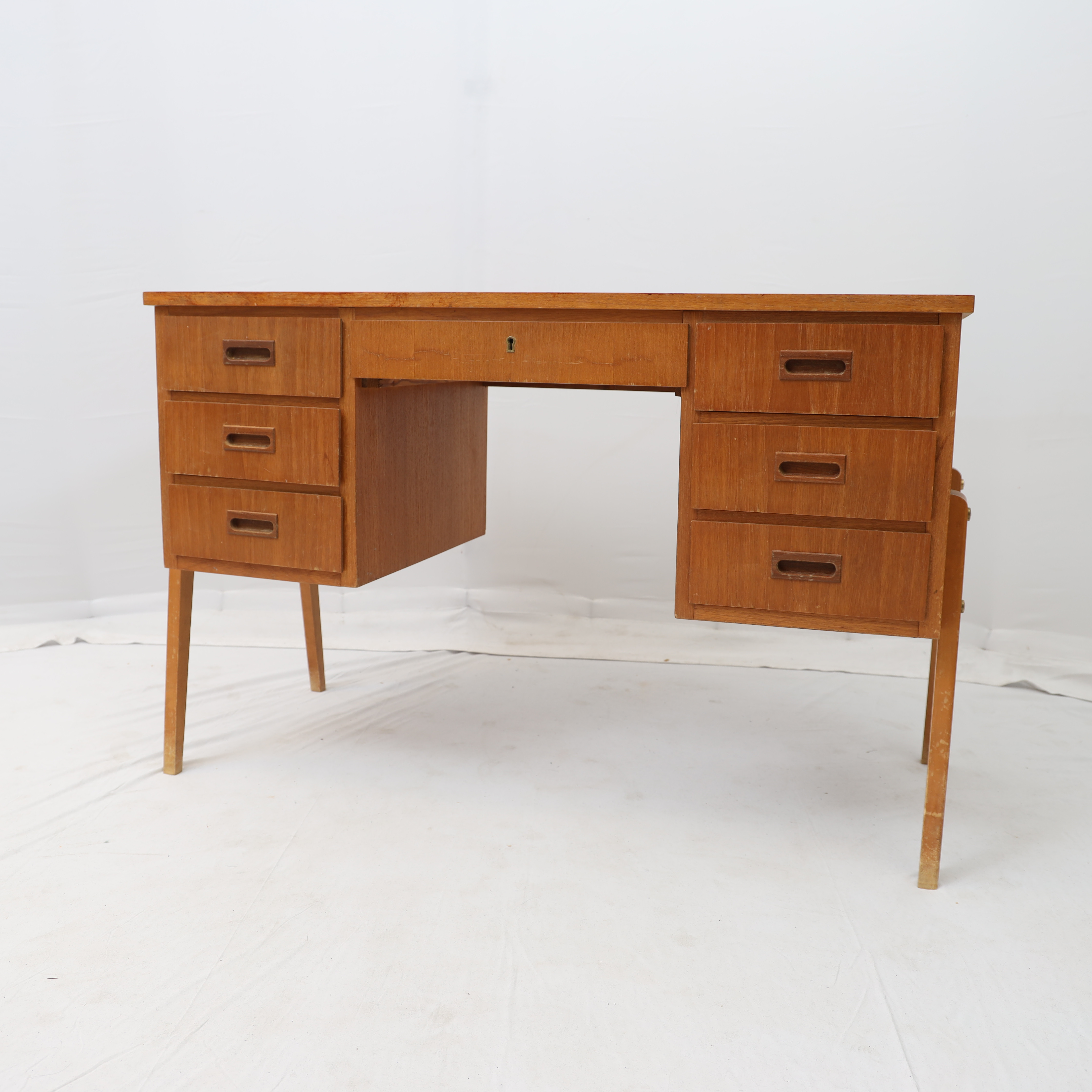 SKRIVBORD, 1950-1960-tal, teak.