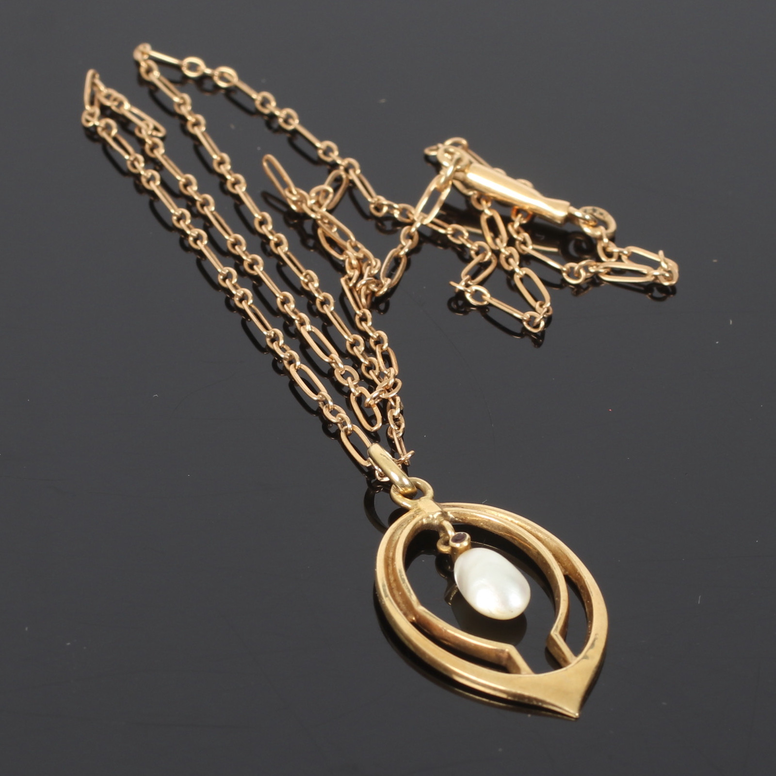 HÄNGE med KEDJA, 18k guld, med barock pärla, 1900-tal.