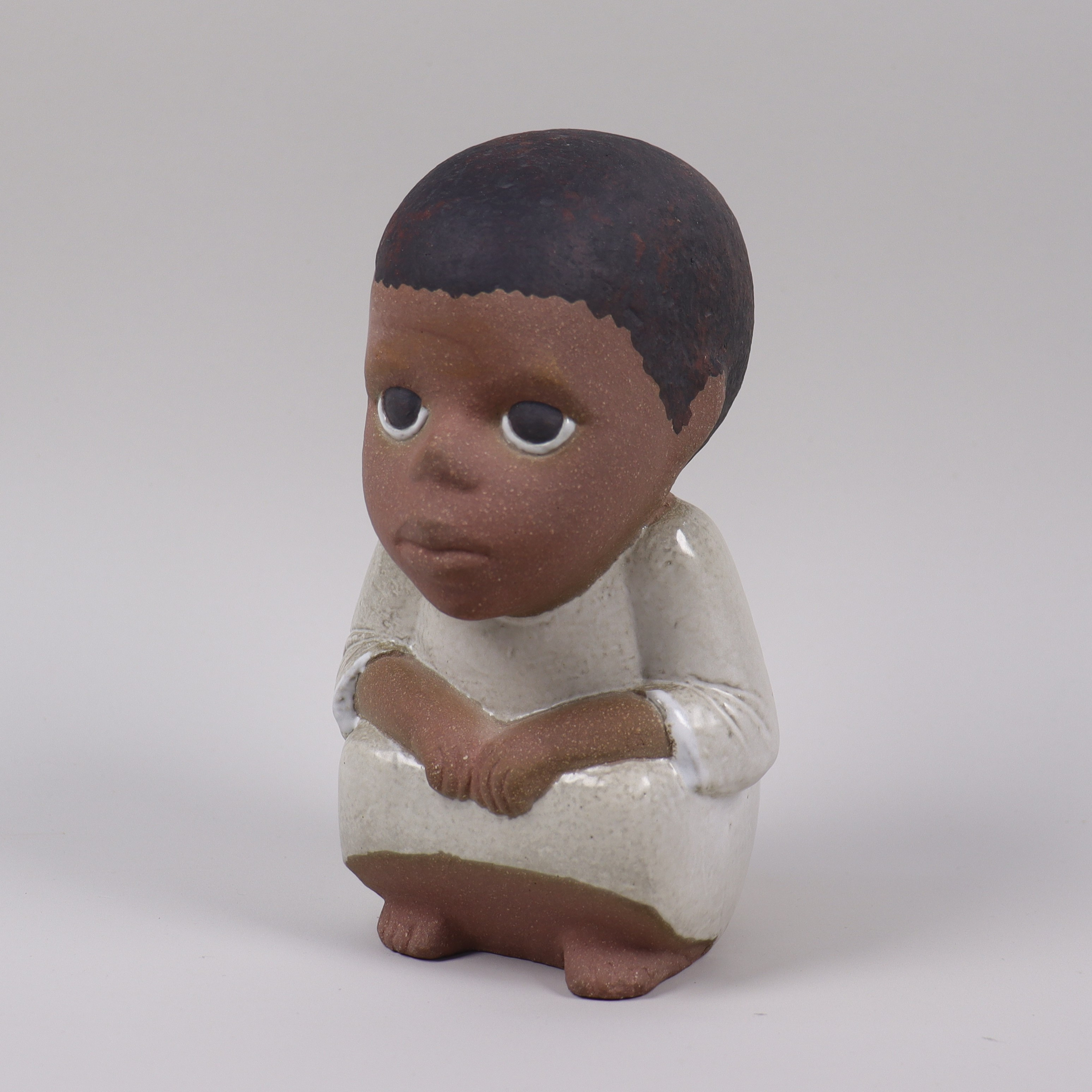 LISA LARSON. "Syd Maxi", figurin i stengods, ur serien "All världens barn", Gustavsberg.