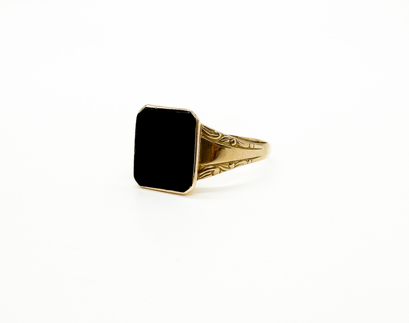 GULDSMED GEORG TÖRNBLOM. 1957. Klackring i 18k med Onyx.