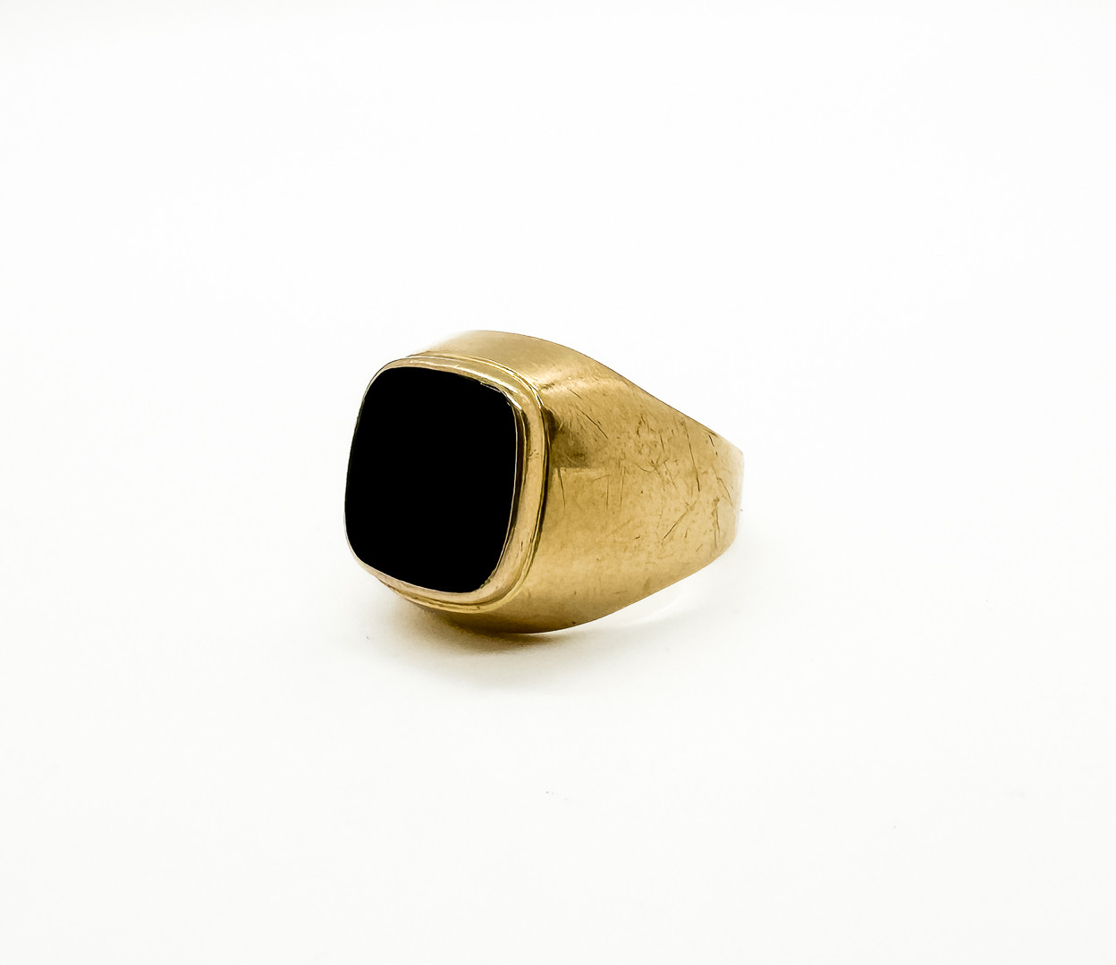 G KAPLAN. 1960-tal. Klackring i 18k Guld med Onyx.