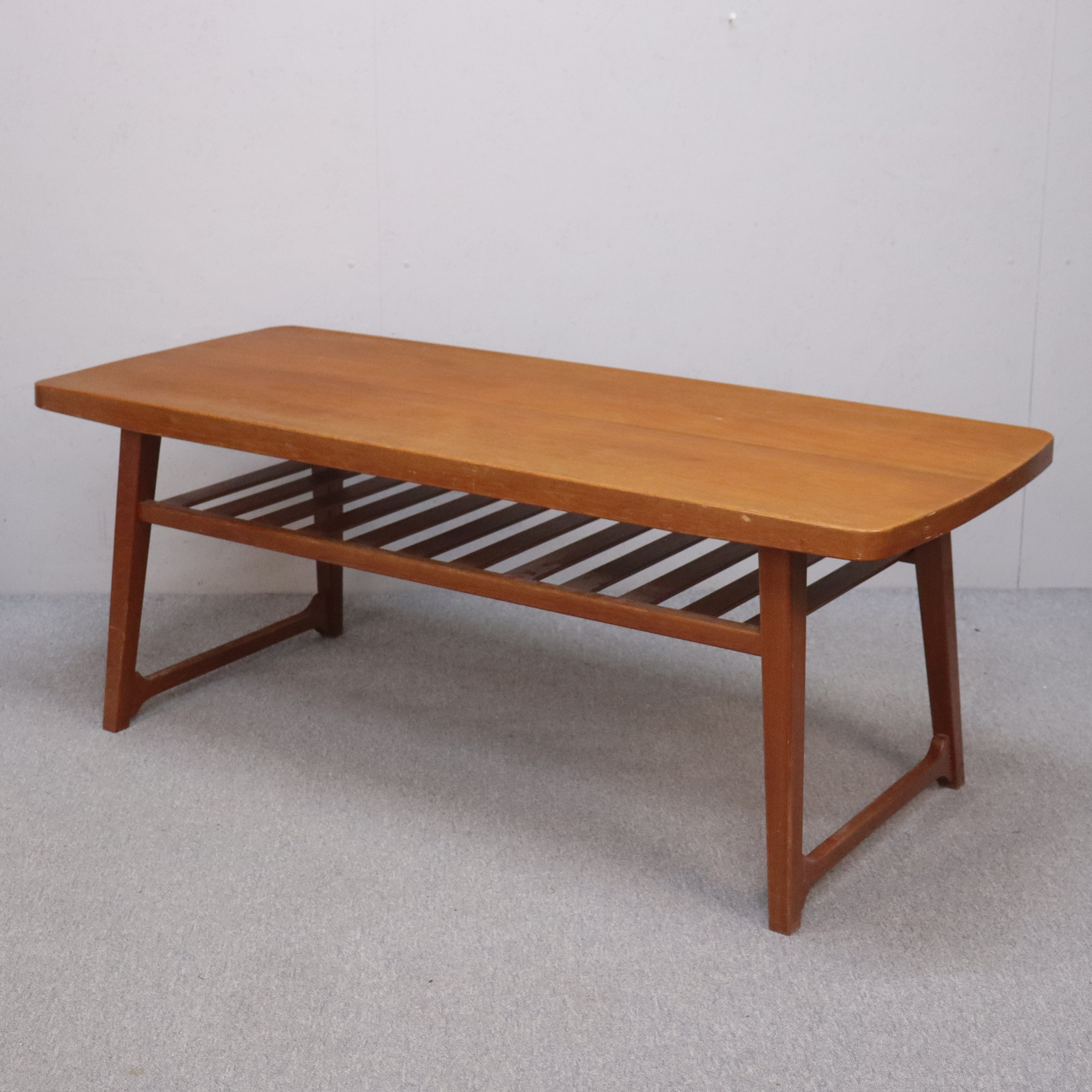SOFFBORD, teak med tidningsylla, 1950/60-tal.