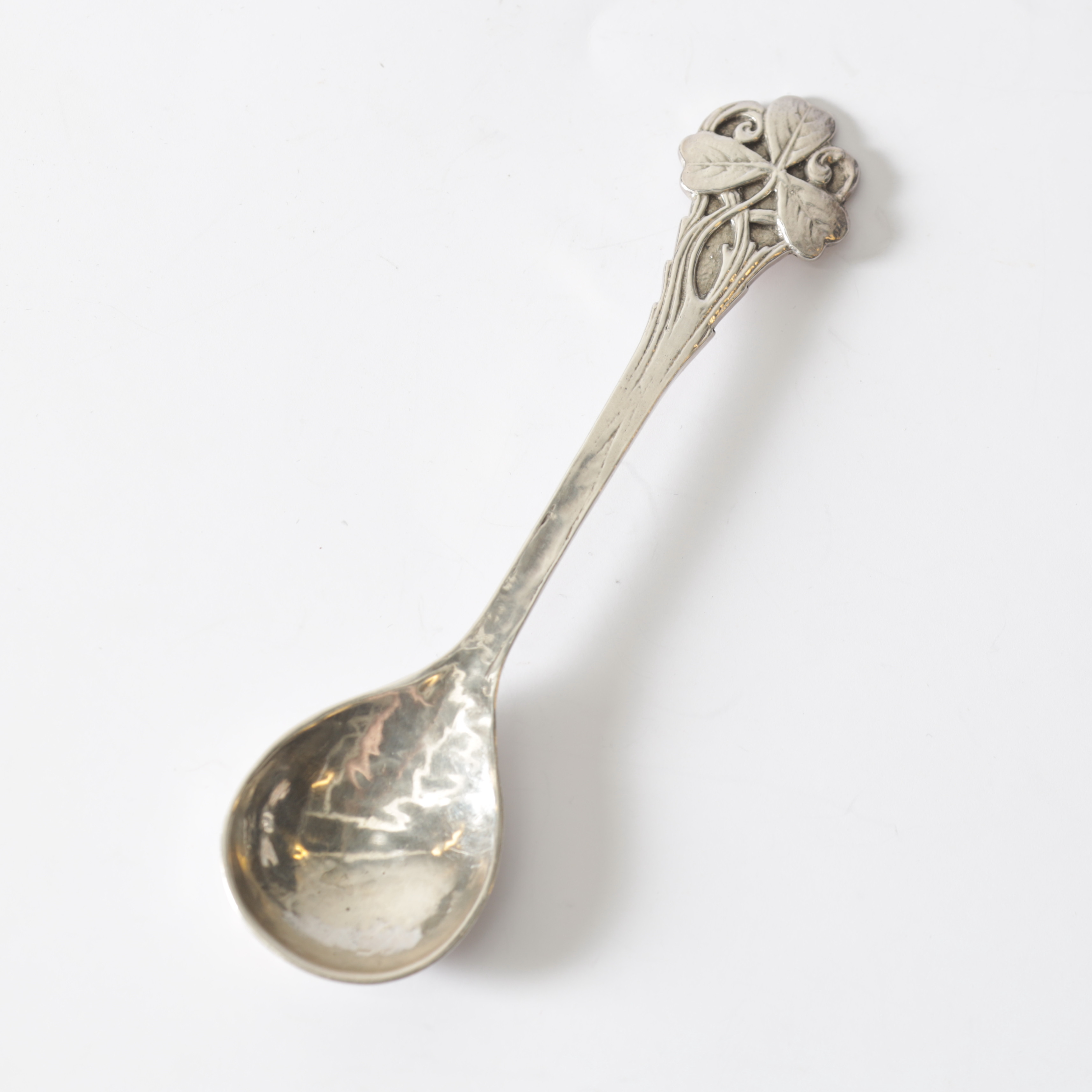 OMAR RAMSDEN. sked, silver, Arts & Crafts, London, 1922. Totalvikt ca 48,9 gram.
