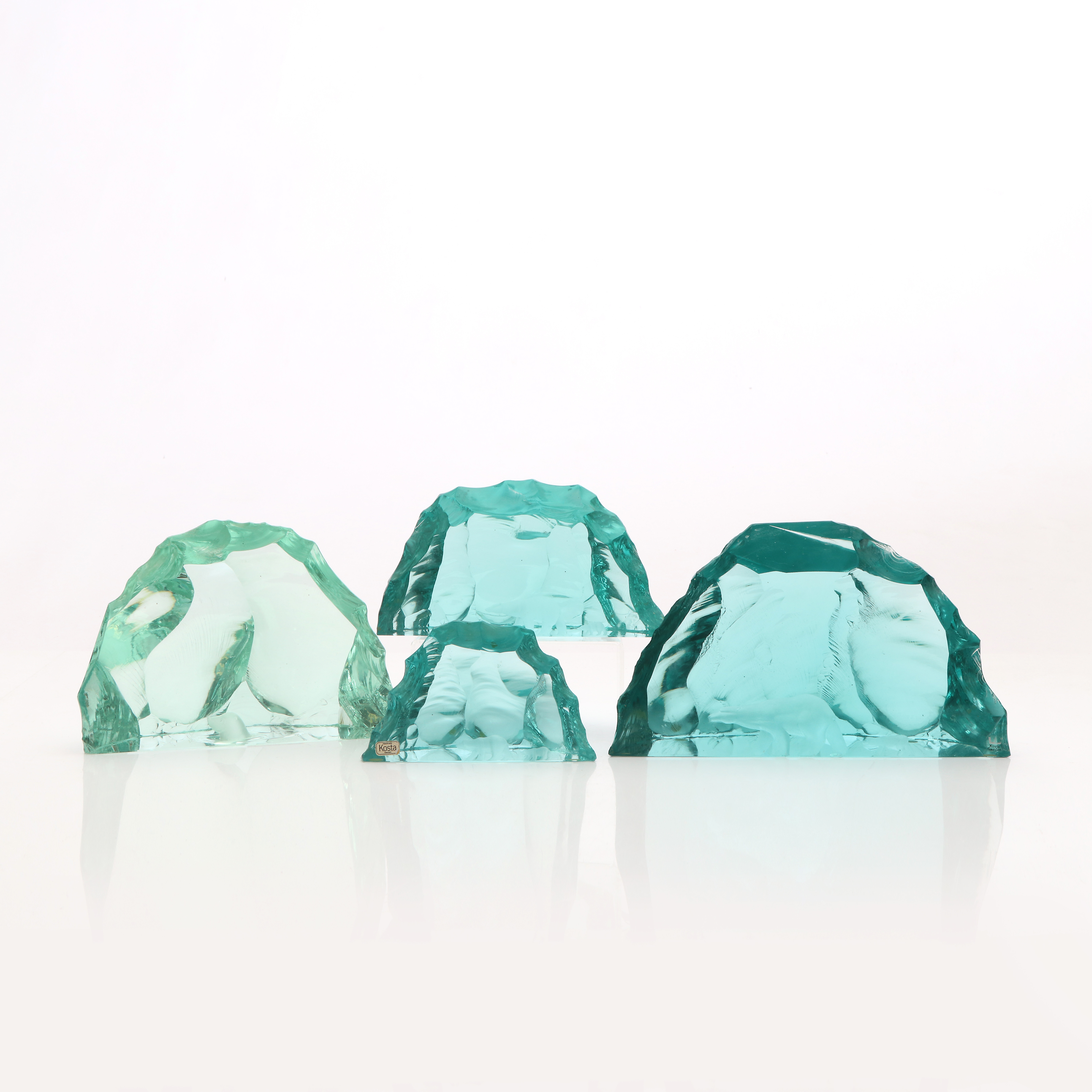 VICKE LINDSTRAND. GLASBLOCK, FYRA ST. Kosta. Signerade.