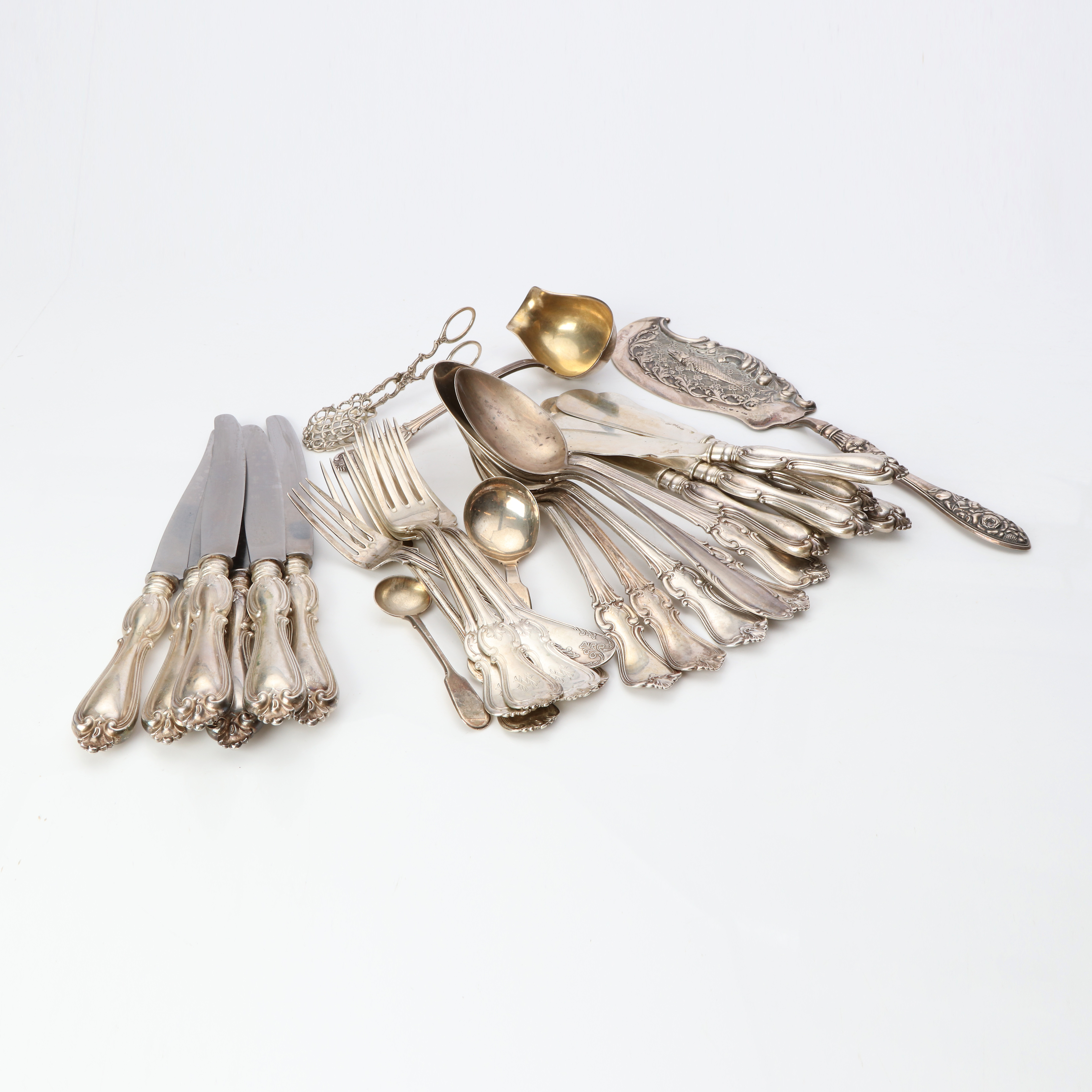 PARTI SILVERBESTICK, 28 DELAR. Vikt exklusive delar med fyllda skaft ca 925 gram. 18-1900-tal.