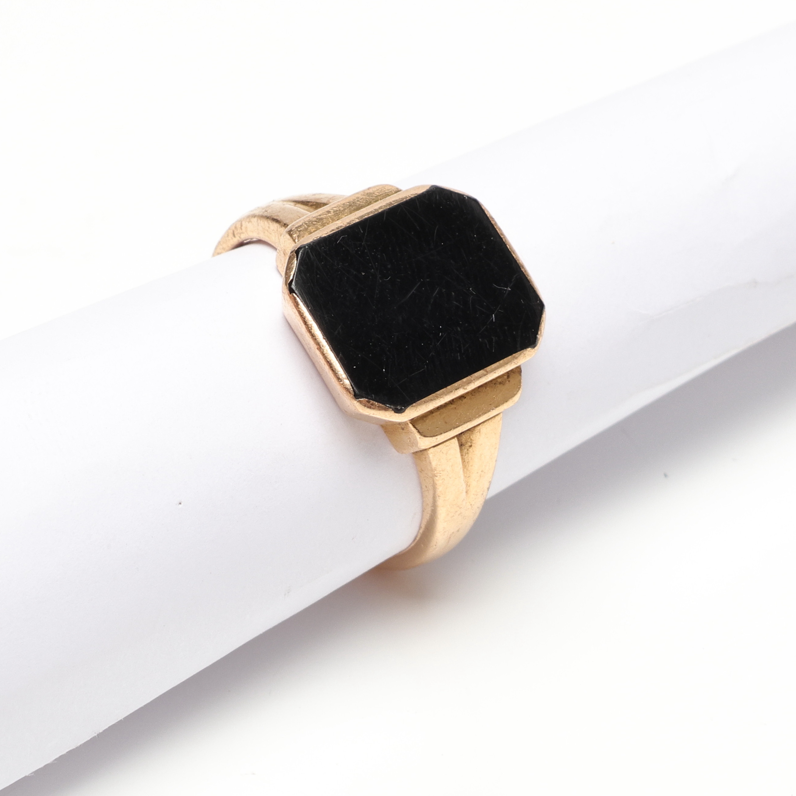 RING, med svart sten, 18k, Guld, vikt cirka 7,2 gram.