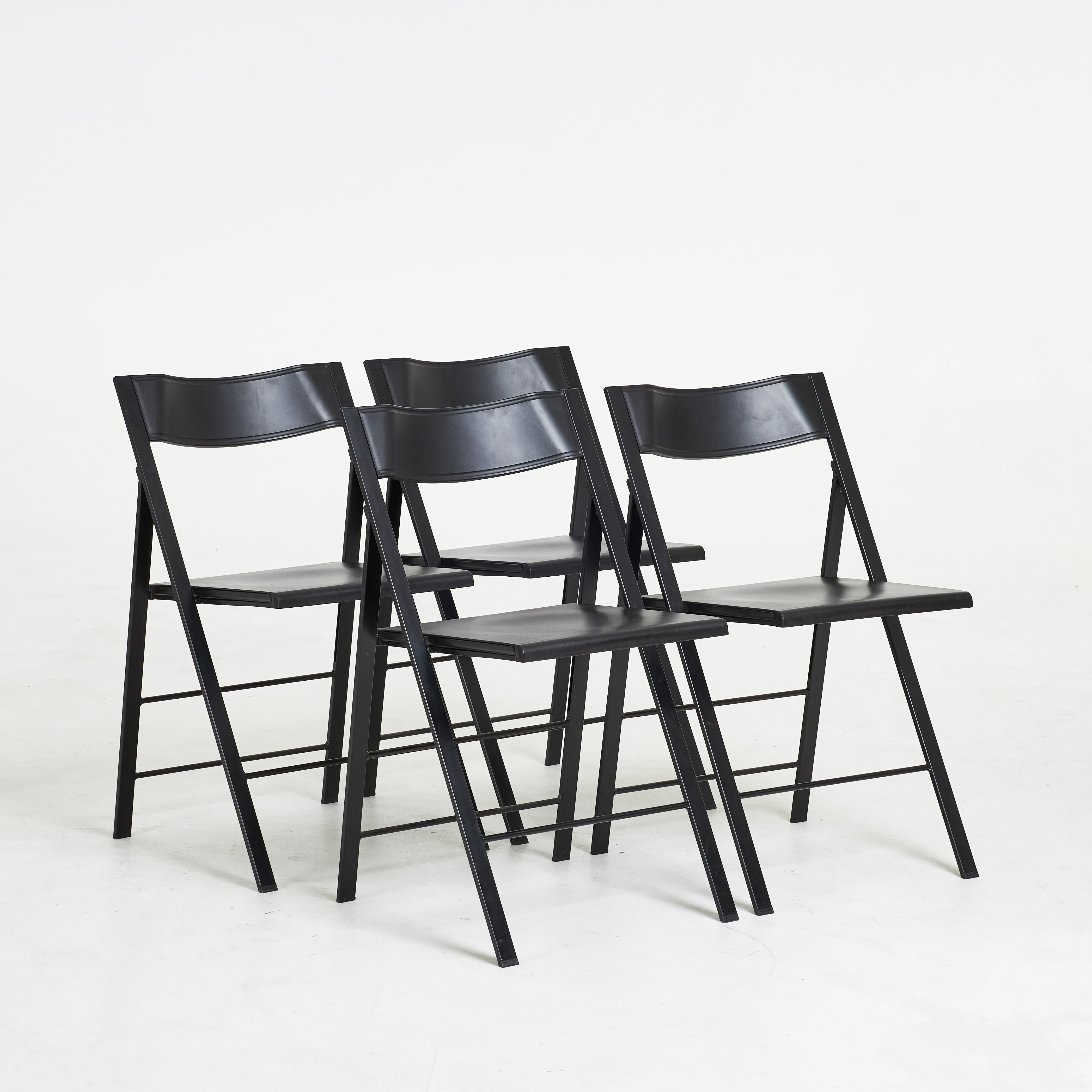 CANTARUTTI PETRICICH. Stolar, 4 st, "Pocket", fällbara, stommar i svartlackerad metall, sits och rygg i plast, märkta, för ARRMET, Italien, samtida tillverkning.