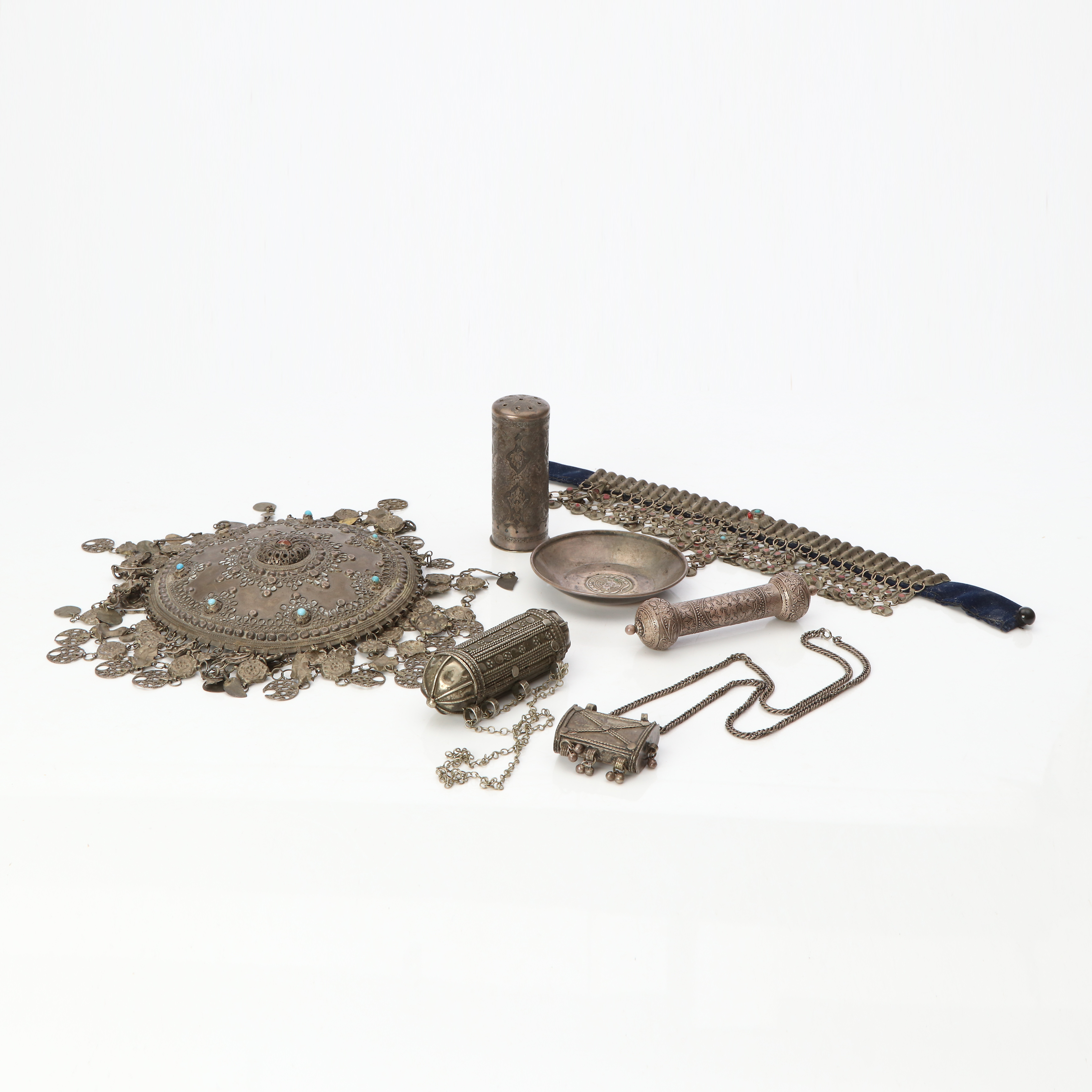 ORIENTALISKA METALLFÖREMÅL, SJU ST. Vitmetall, möjligen låghaltigt silver. Bl.a. rituell huvudbonad för bröllop.