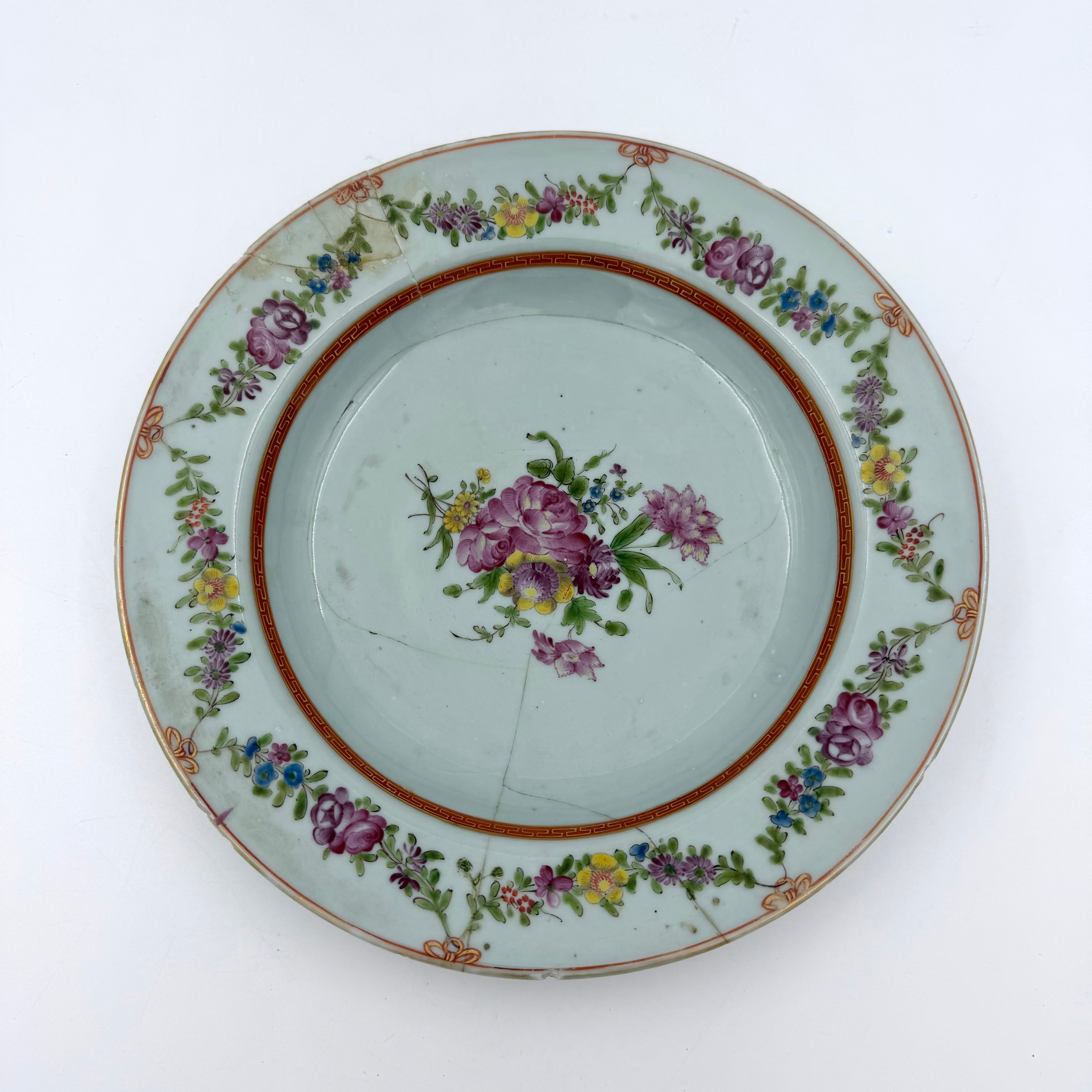 TALLRIK, Kina, porslin, 1700-tal, famille rose, spegel med bemålad dekor av blomsterbukett, övergång med meanderbård i guld på röd botten, brätte med bemålad dekor av festonger/blomstergirlander.