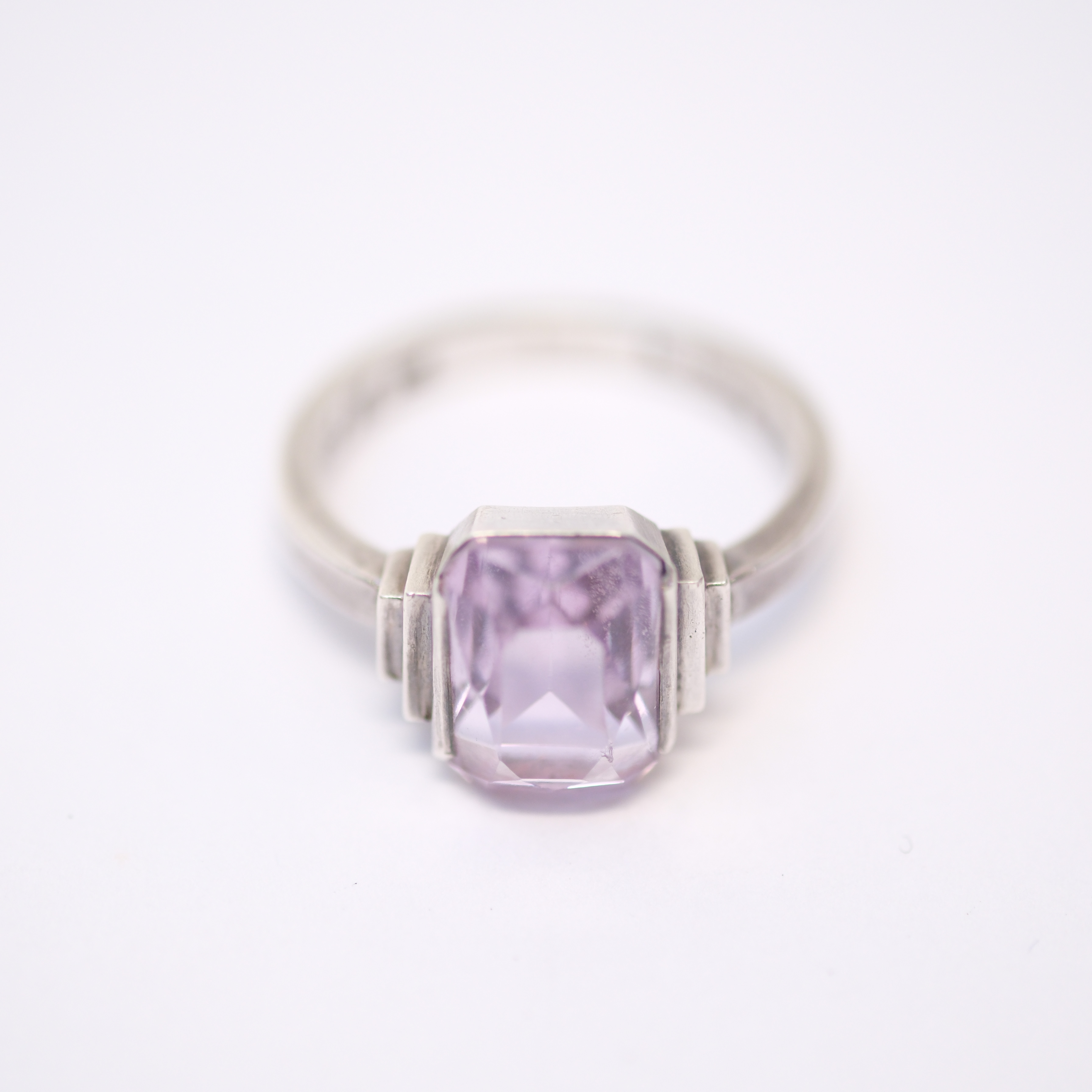WIWEN NILSSON. RING MED AMETIST, SILVER.