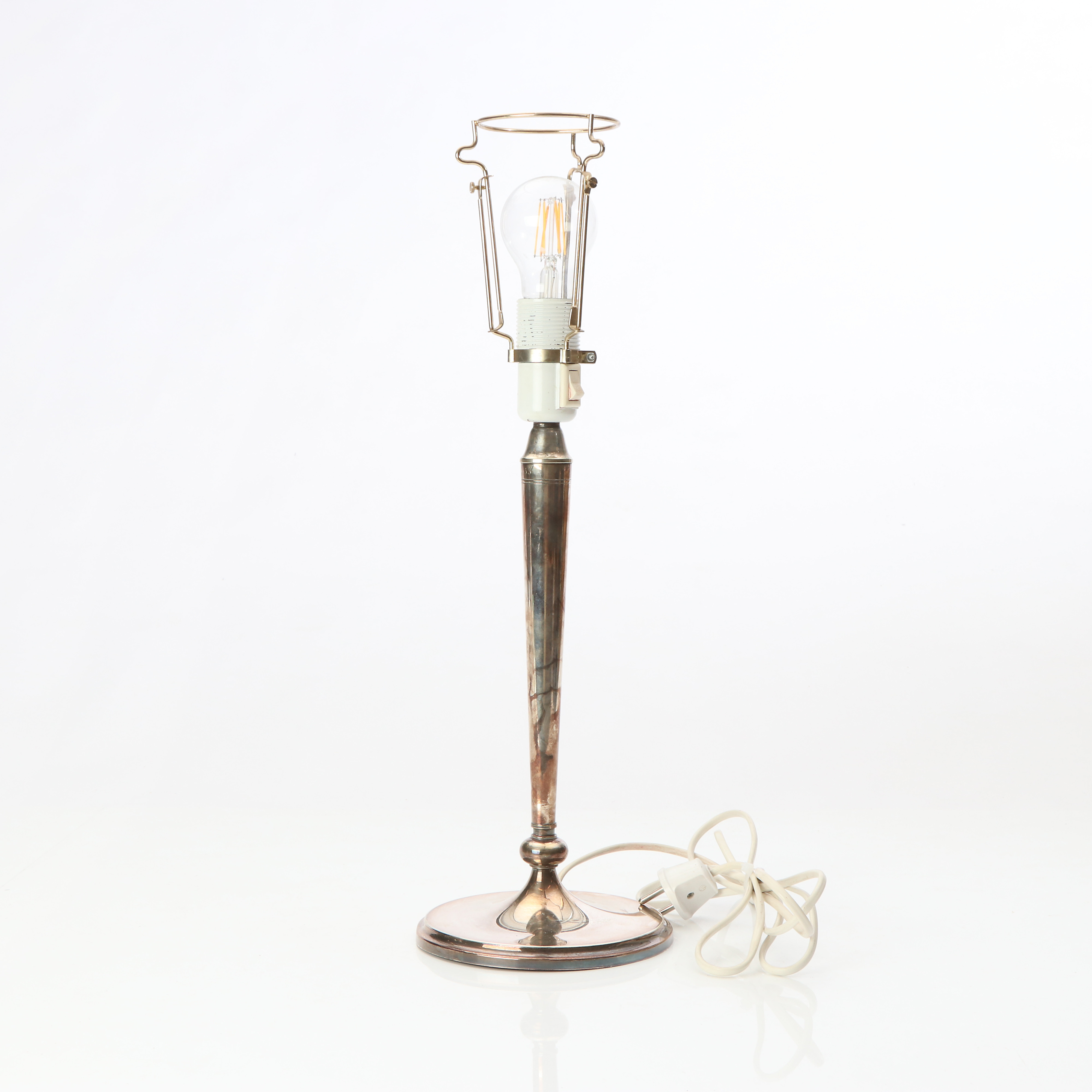 BORDSLAMPA. Nysilver. 1900-tal.